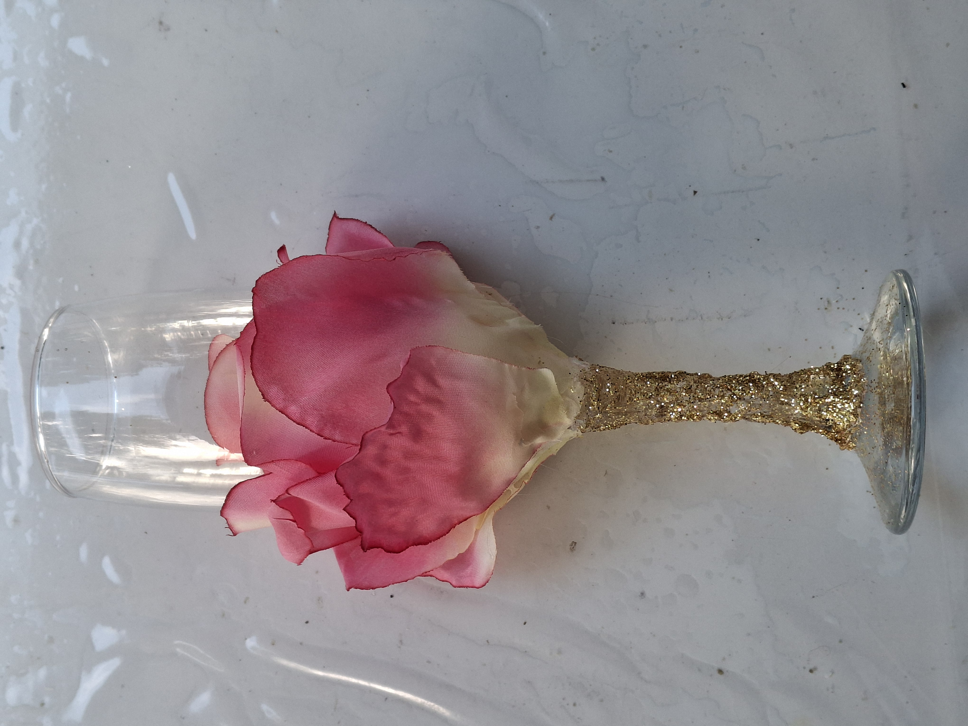 Verre décoratif avec fleur