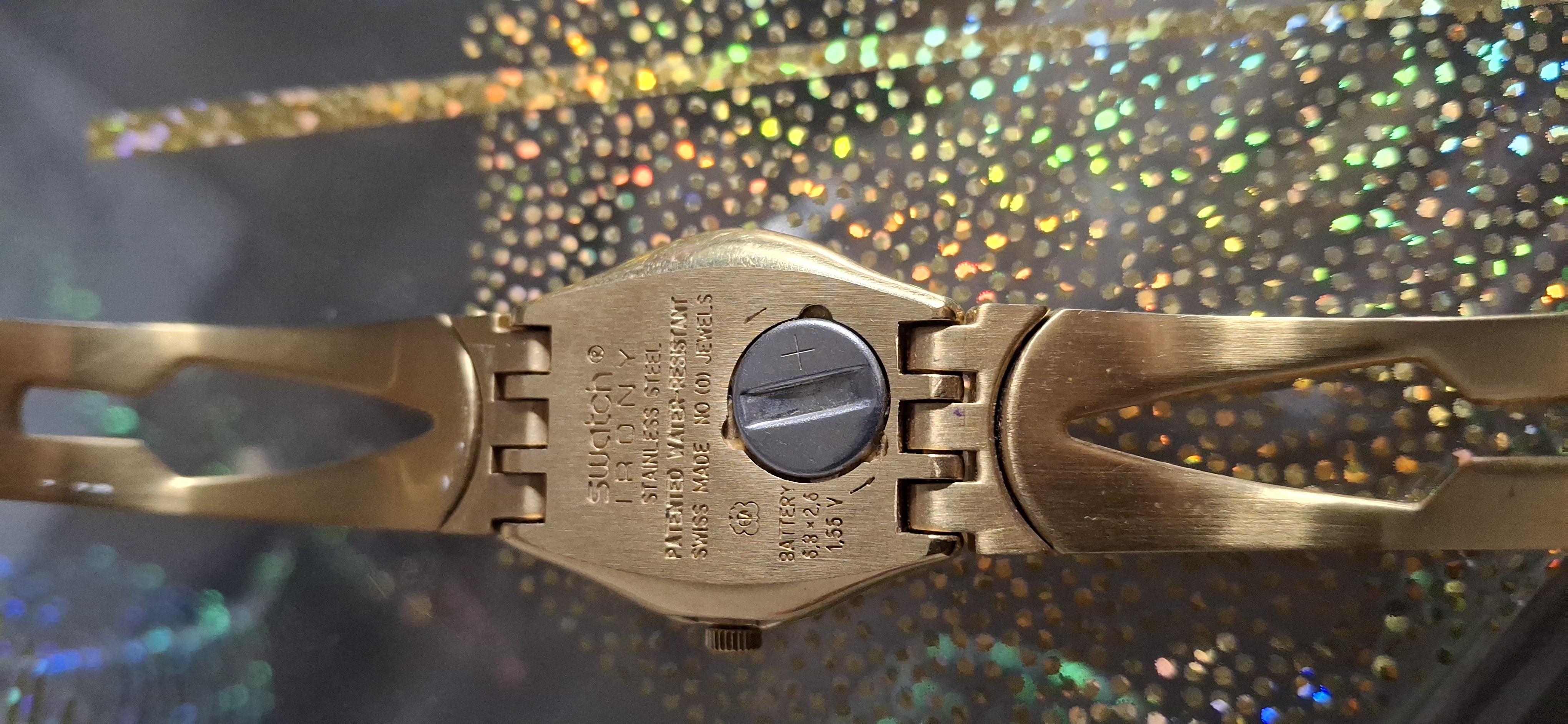 Montre Swatch dorée