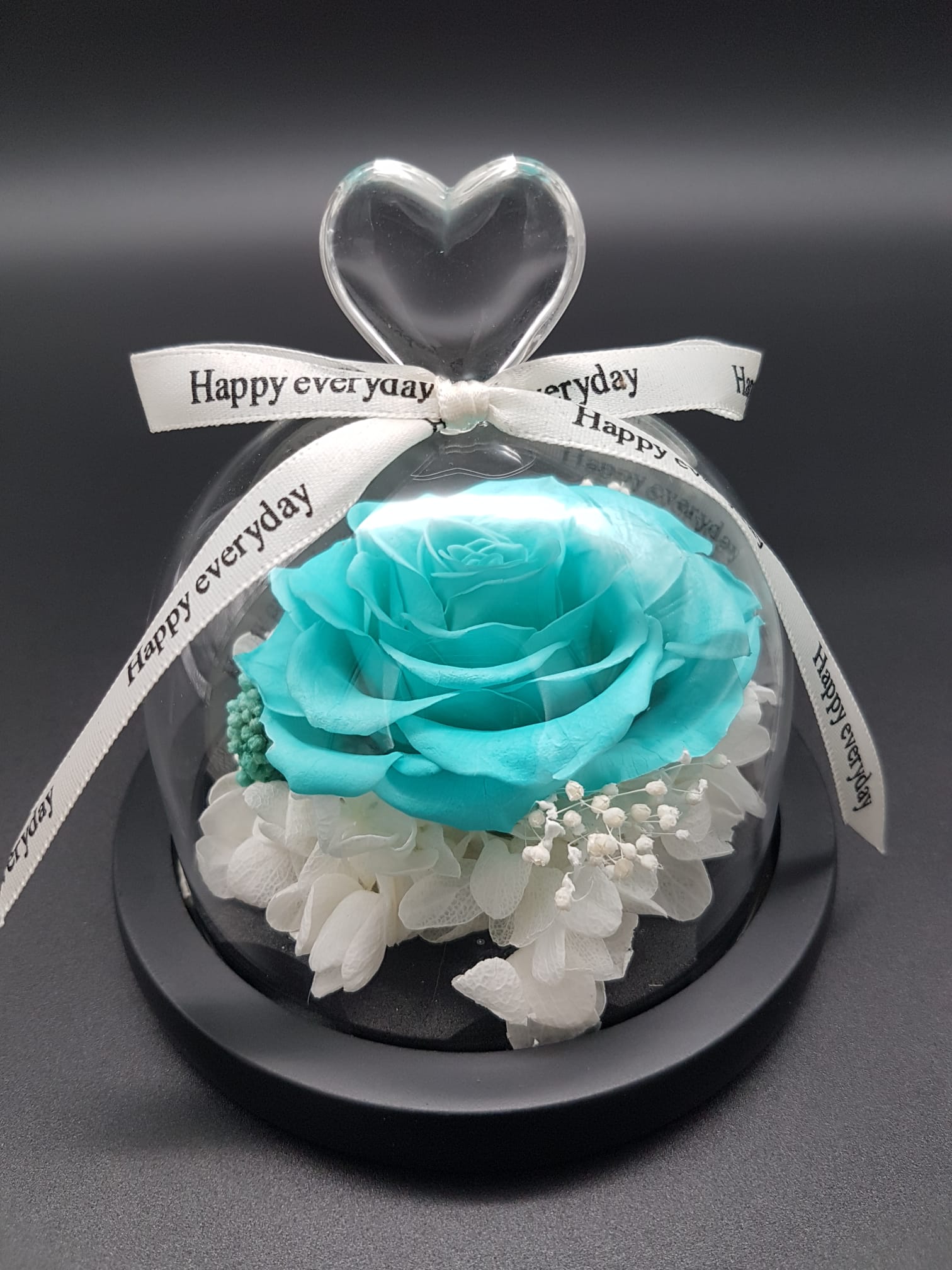 Rosa eterna azul en cúpula de cristal