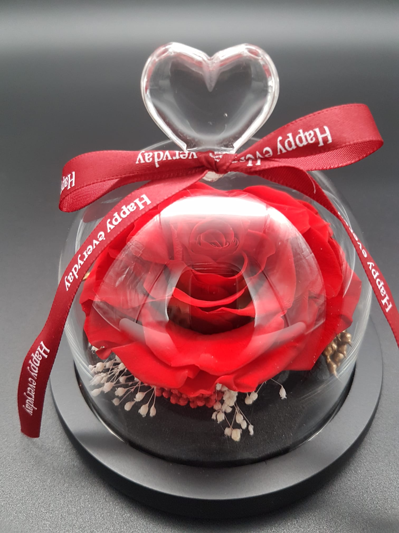 Rosa eterna roja en cúpula de cristal