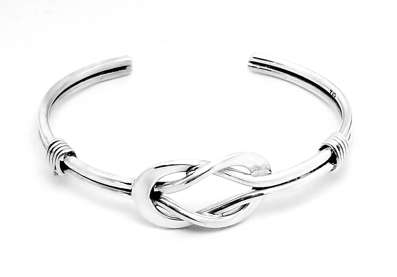 Brazalete de plata con nudo infinito
