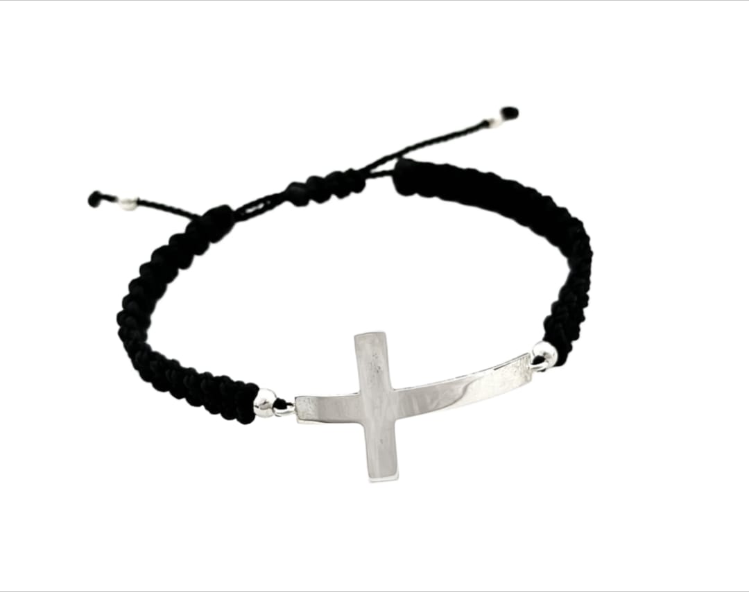 Pulsera tejida con cruz
