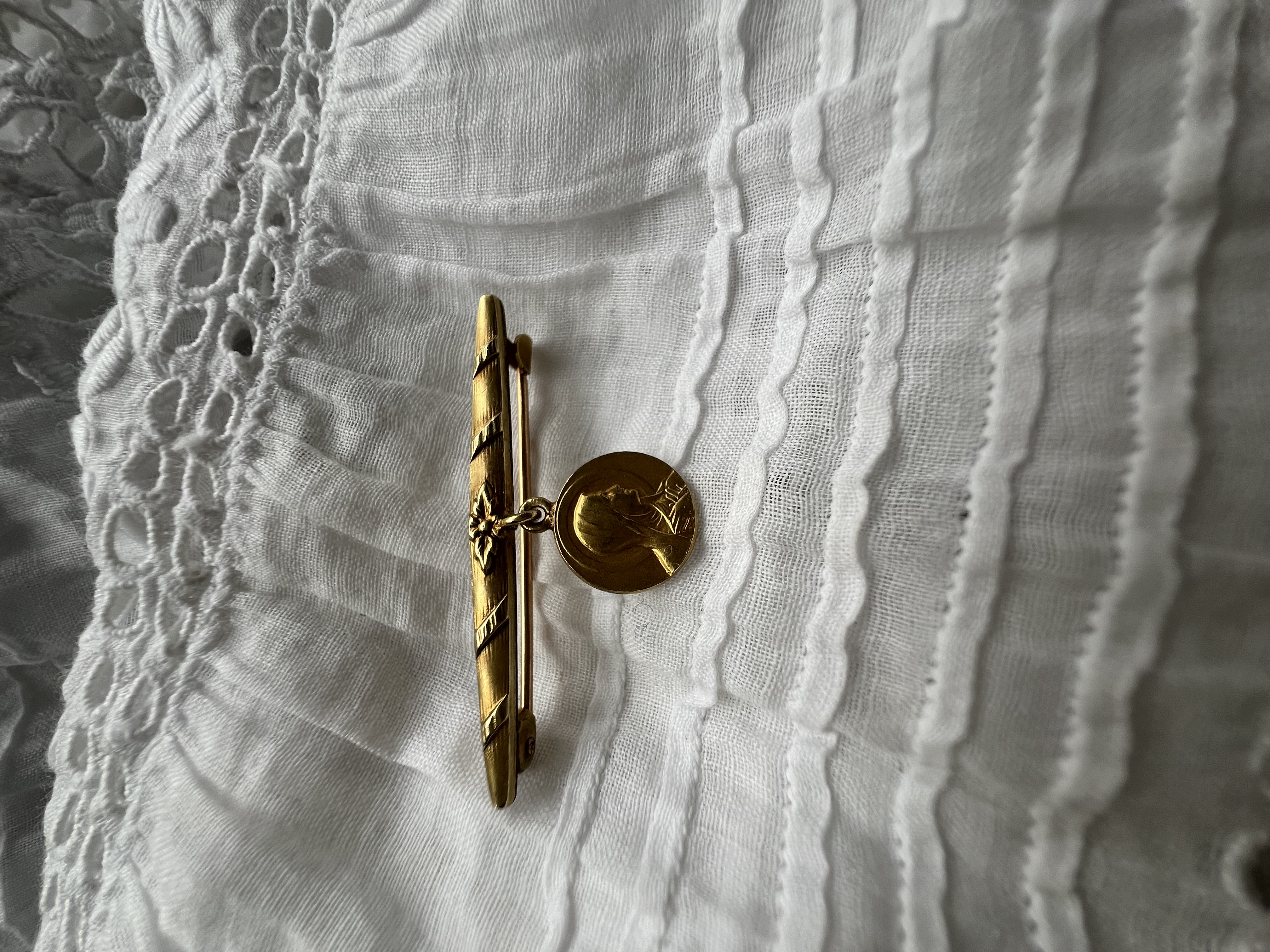 Petite Broche Sainte Vierge