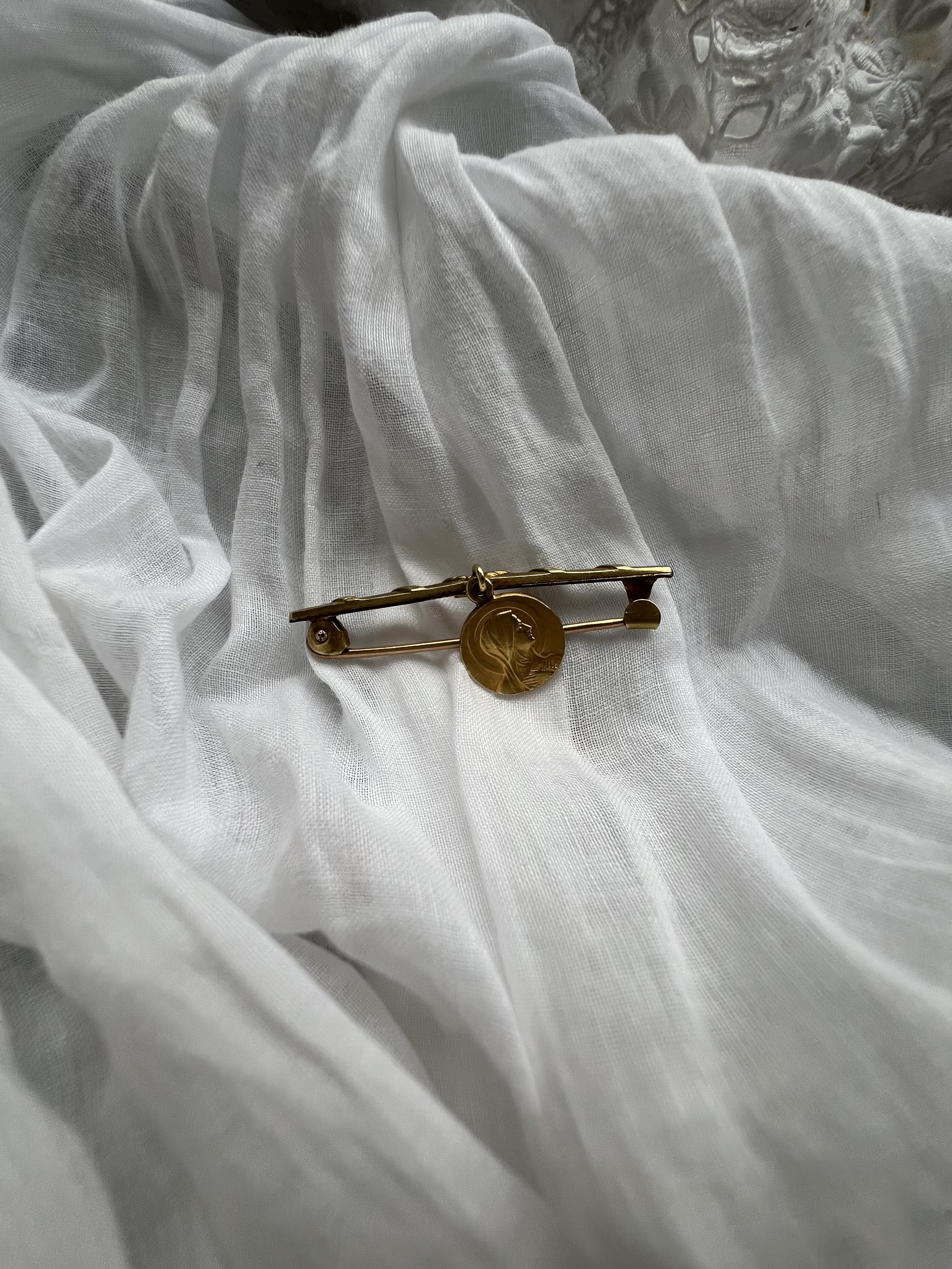 Petite Broche Sainte Vierge