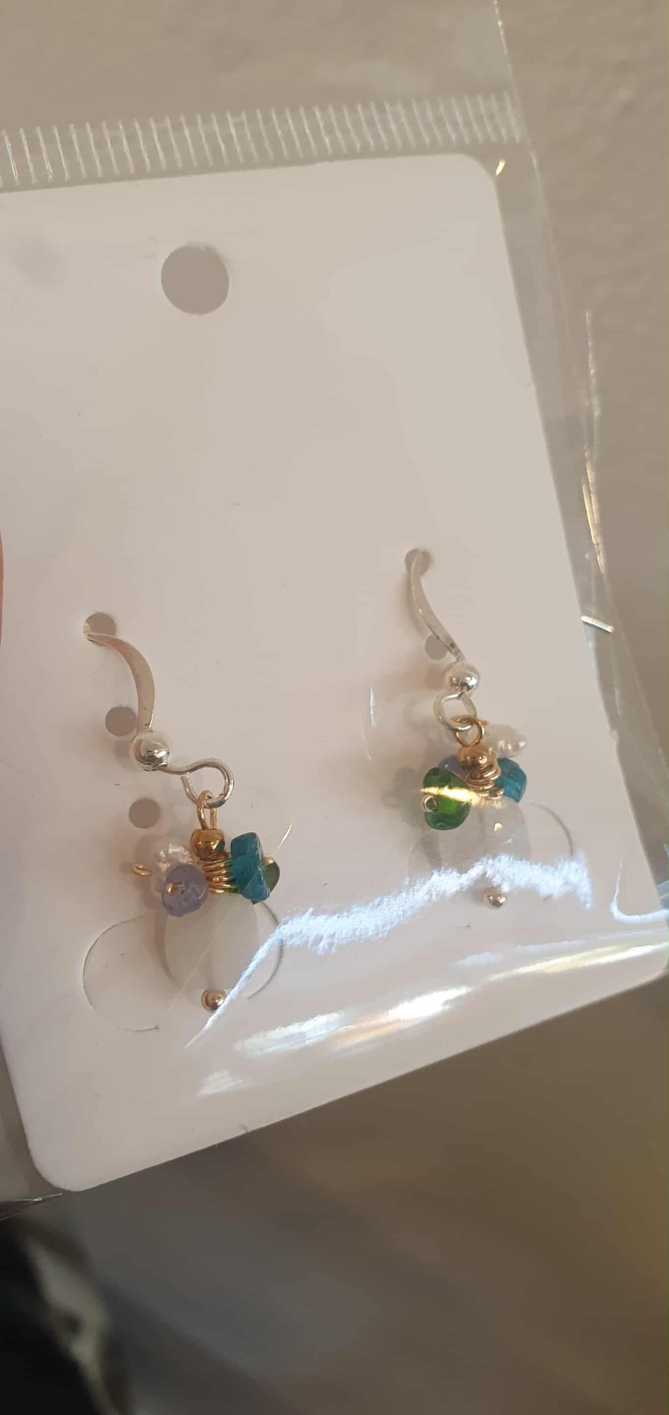 Øreringe med farvede perler