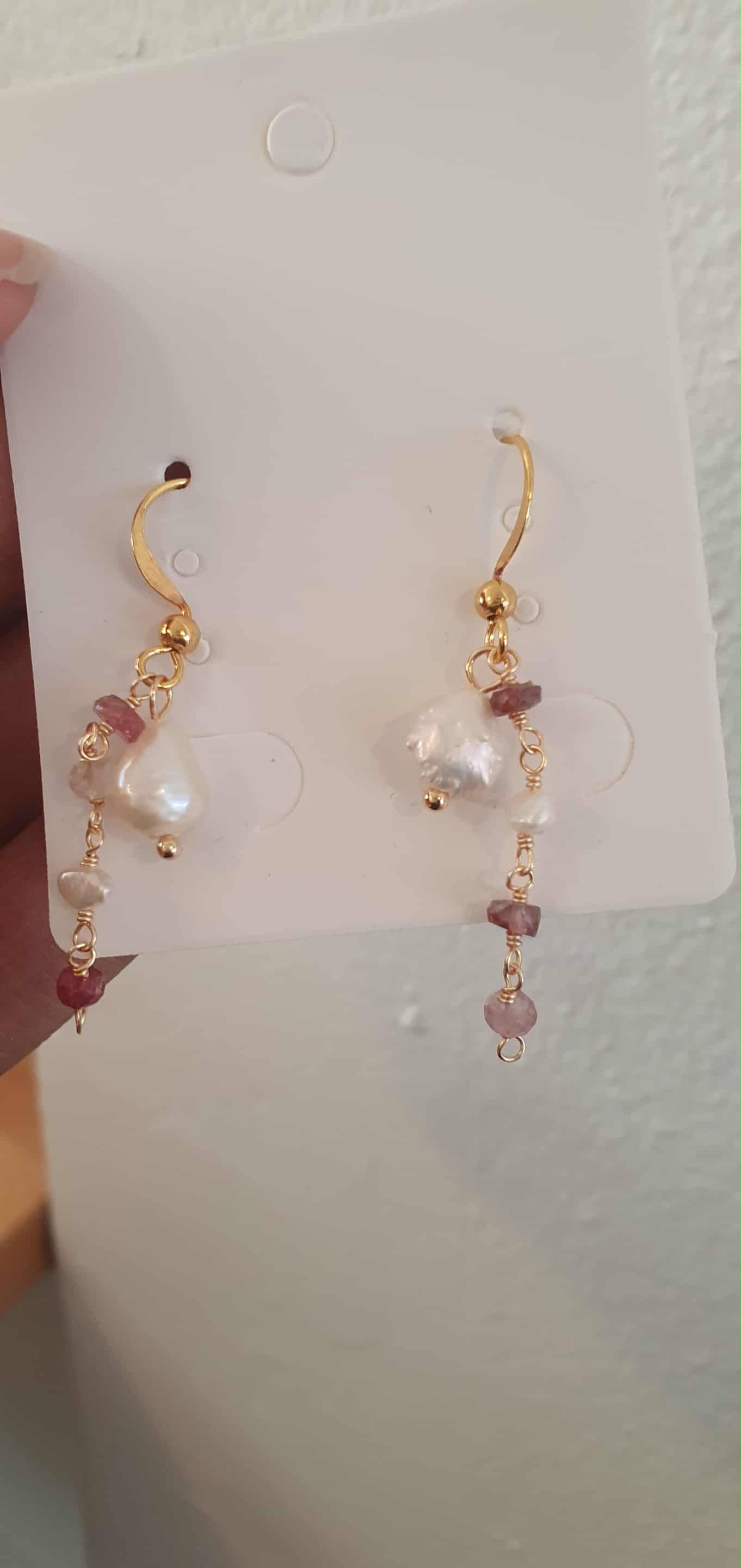 Perleøreringe med guld og rosa sten