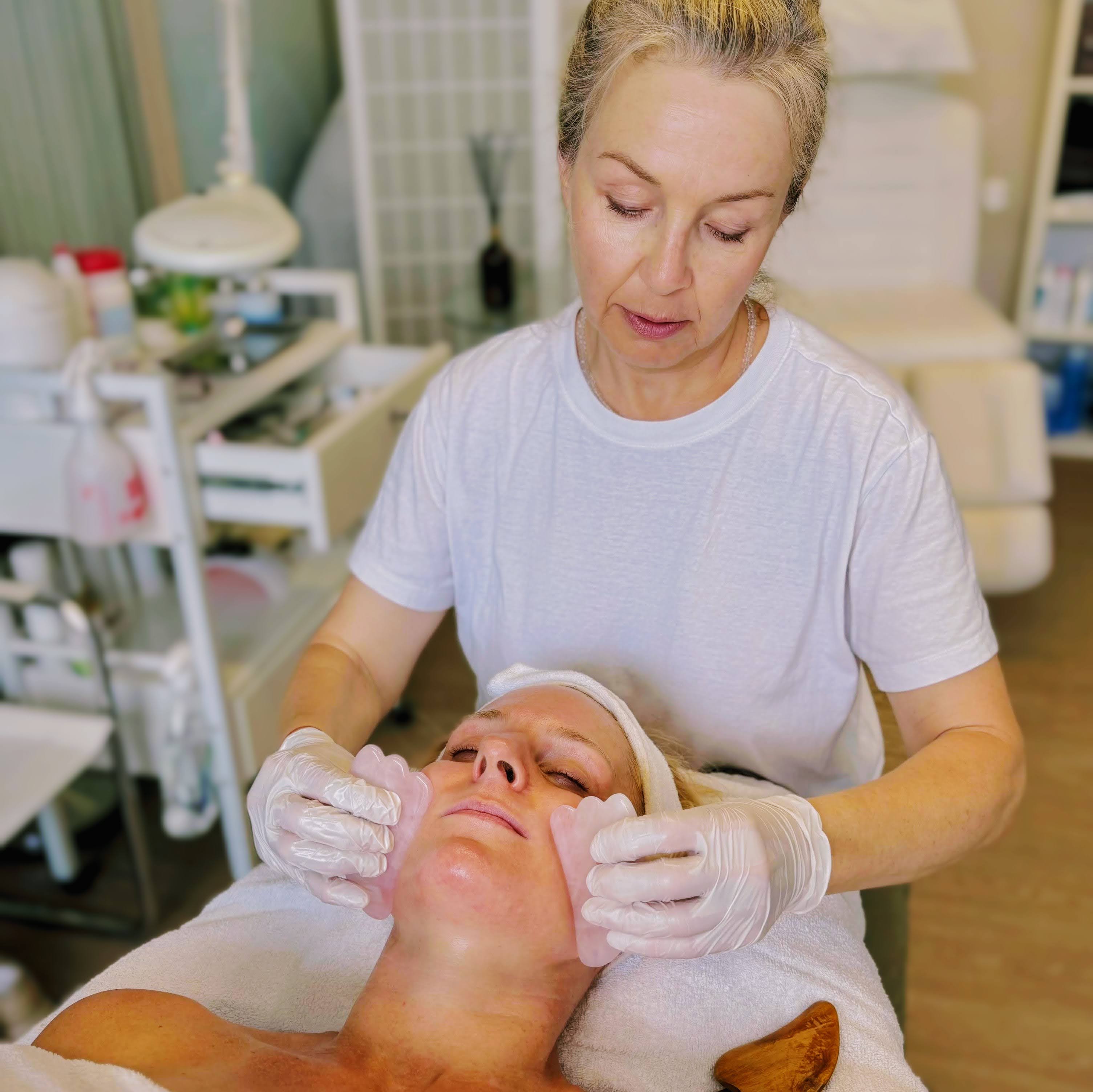 Gua Sha Gesichtsmassage mit ätherischen Ölen