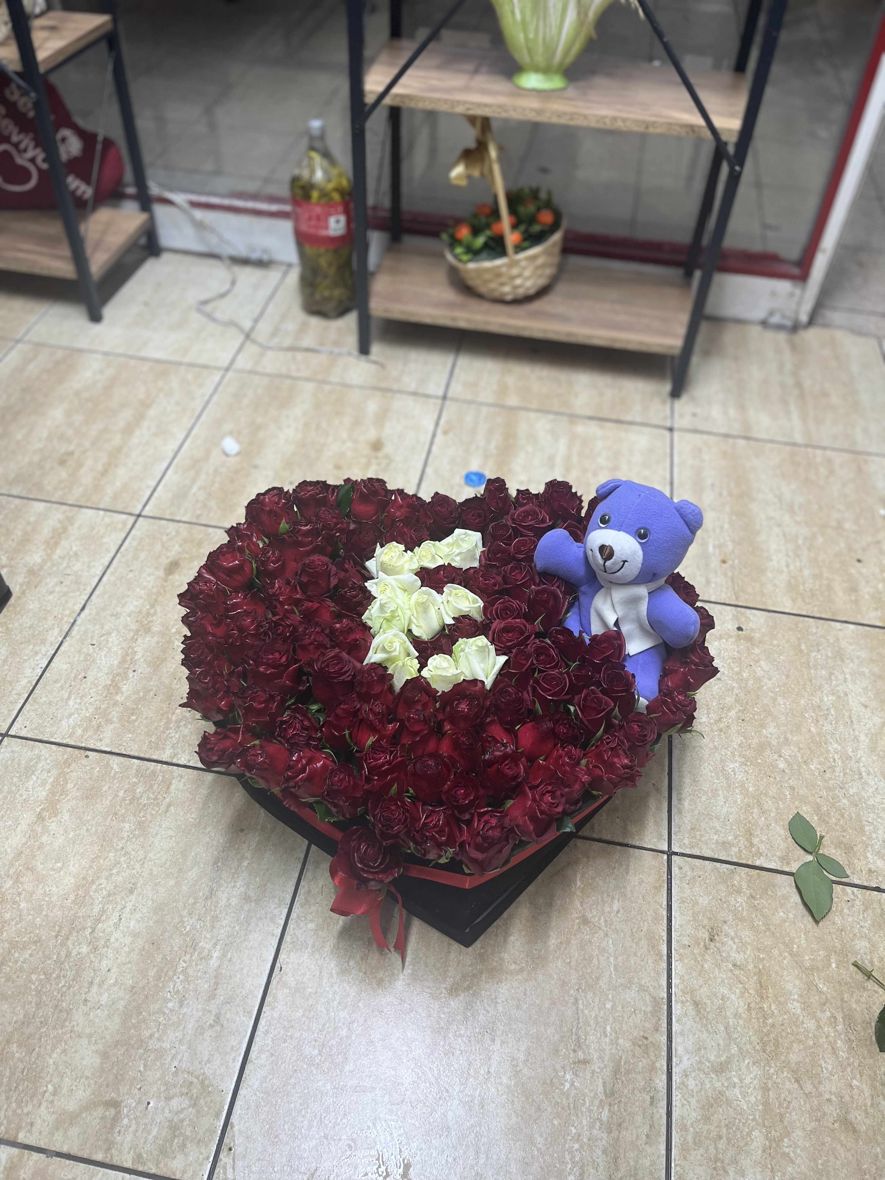 Kalpli Kırmızı Gül Aranjmanı ve Oyuncak Ayı