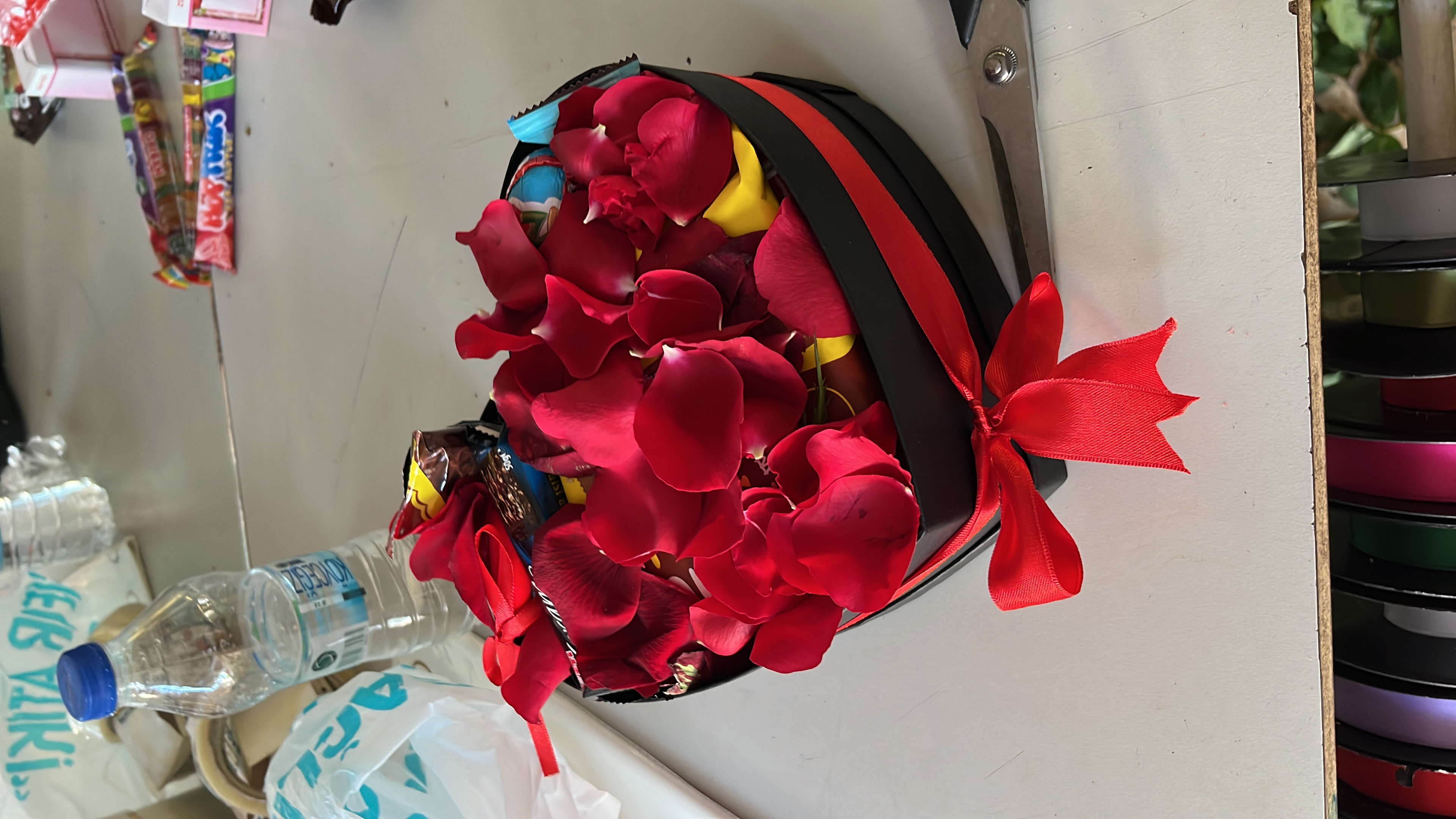 Kırmızı Gül yaprakları ve çikolota