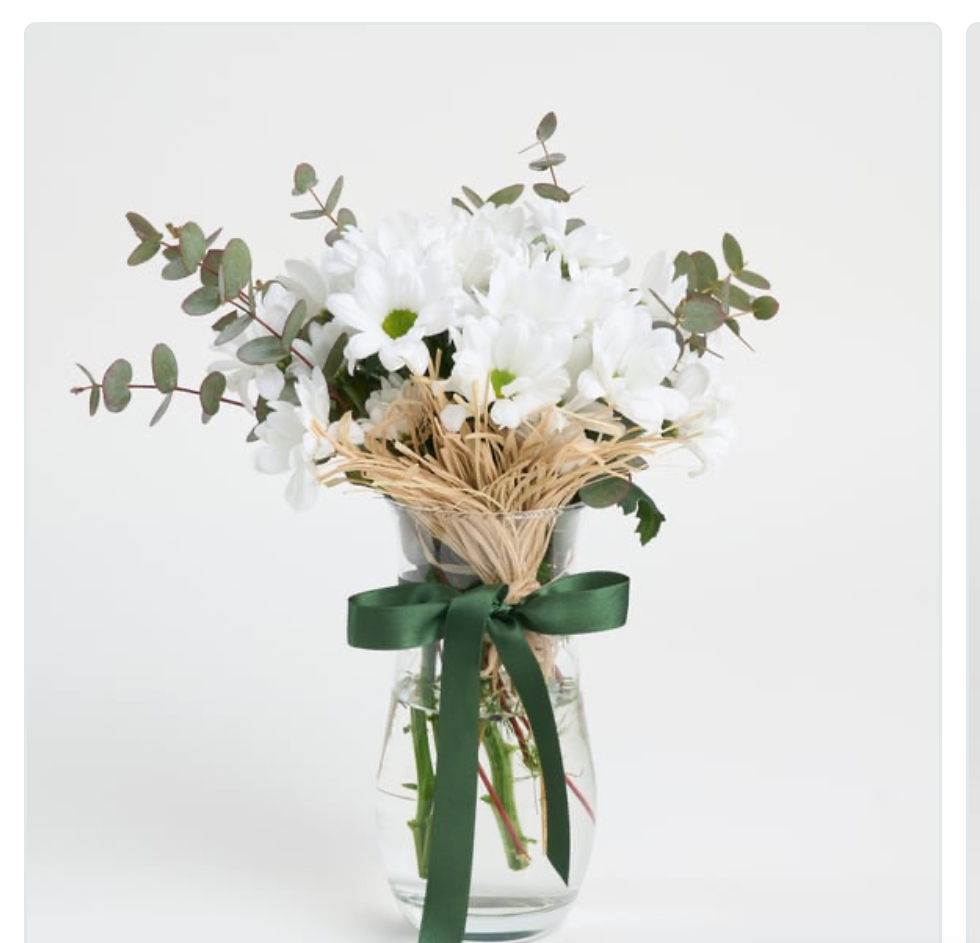 Cam vazoda beyaz papatya buketi
