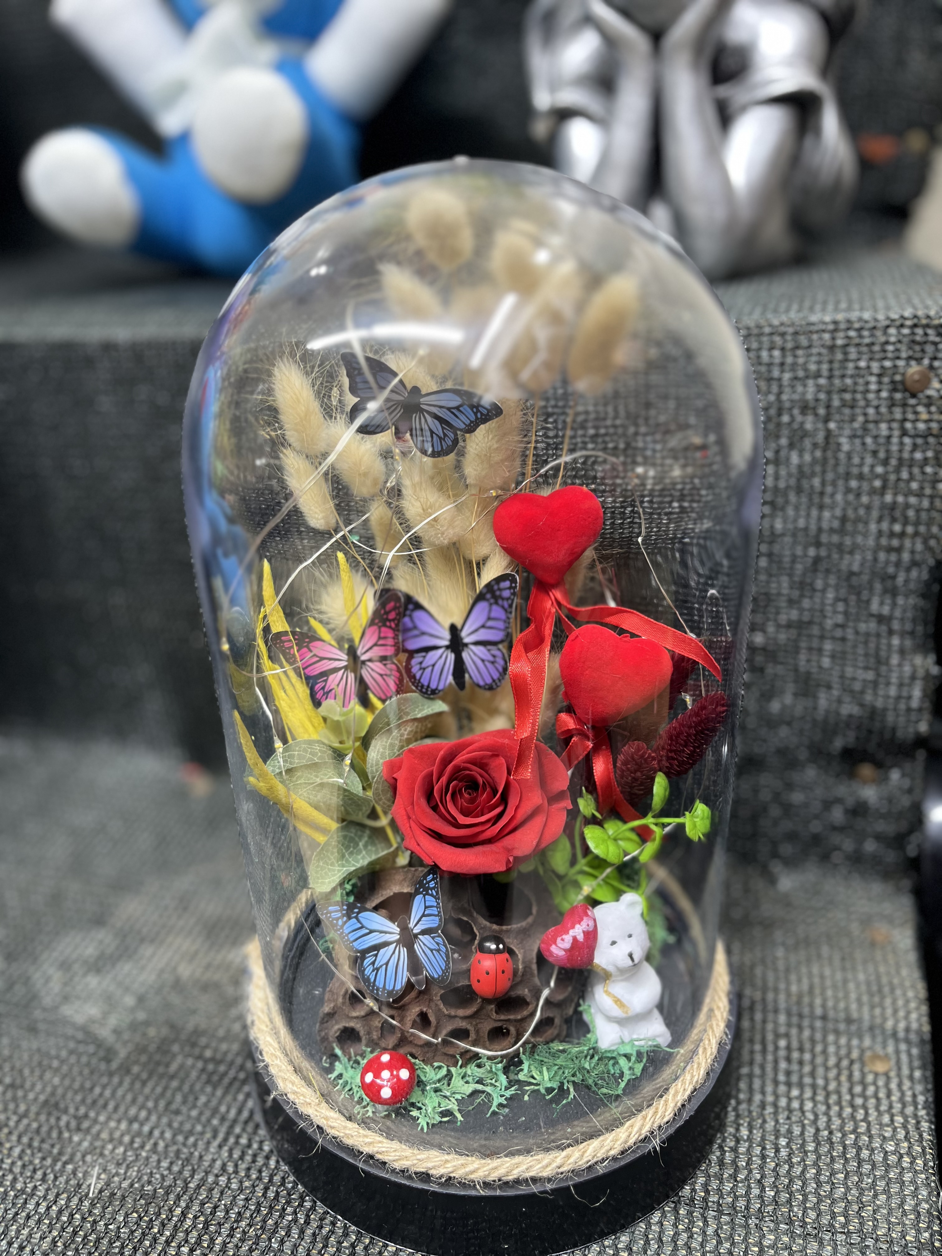 Cam Fanus İçinde Dekoratif Çiçek Aranjmanı