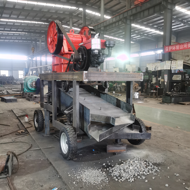 Small mobile jaw crusher for sand and gravel making 15-22 t/h powered by diesel engine