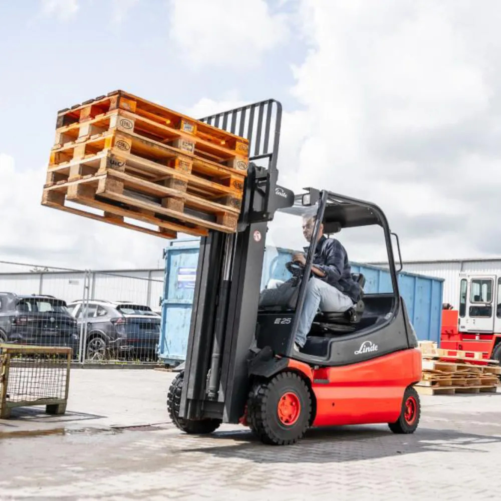 Linde E25 – Chariot élévateur électrique – 2500 kg – Mât Triplex – Compact & Puissant