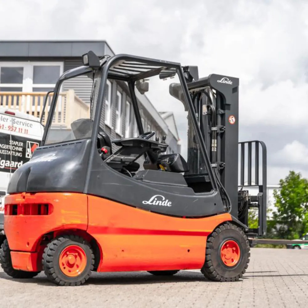 Linde E25 – Chariot élévateur électrique – 2500 kg – Mât Triplex – Compact & Puissant