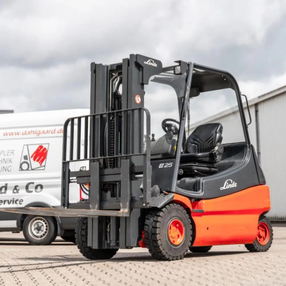 Linde E25 – Chariot élévateur électrique – 2500 kg – Mât Triplex – Compact & Puissant