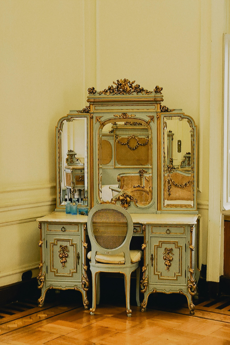 Vintage Vanity Table with Mirror