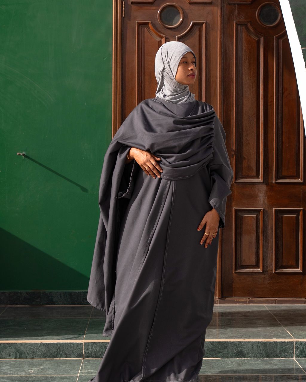 Abaya moderne grise