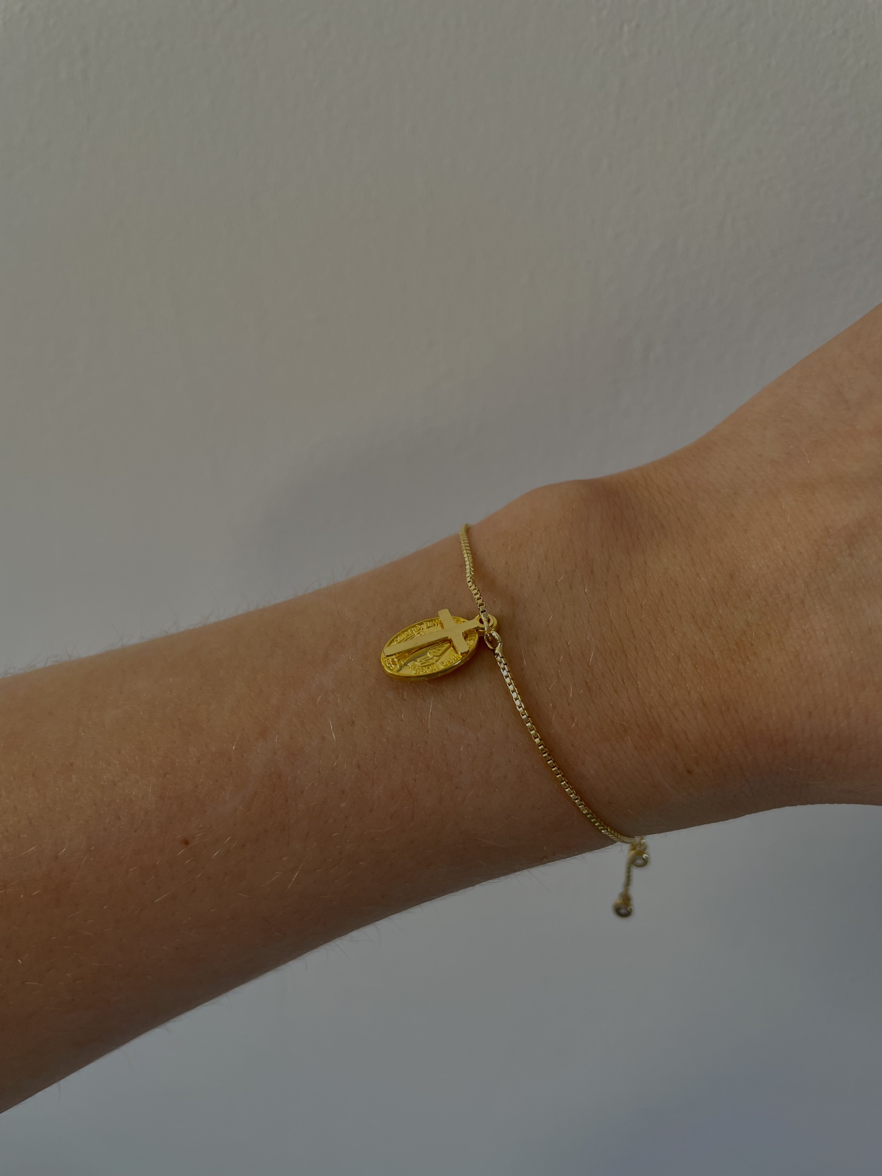 Bracelet doré à médailles