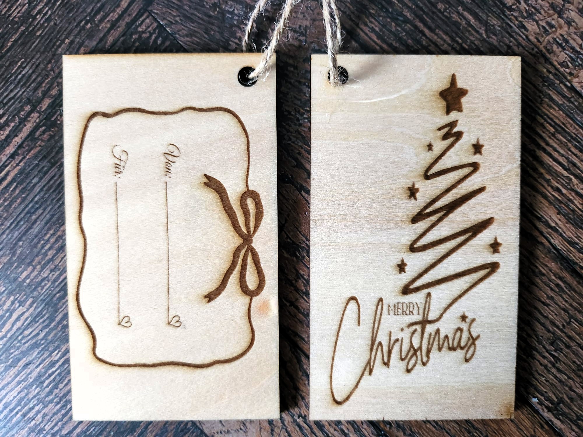 Geschenkanhänger aus Holz „Tannenbaum“ – 9,5 × 5,5 cm