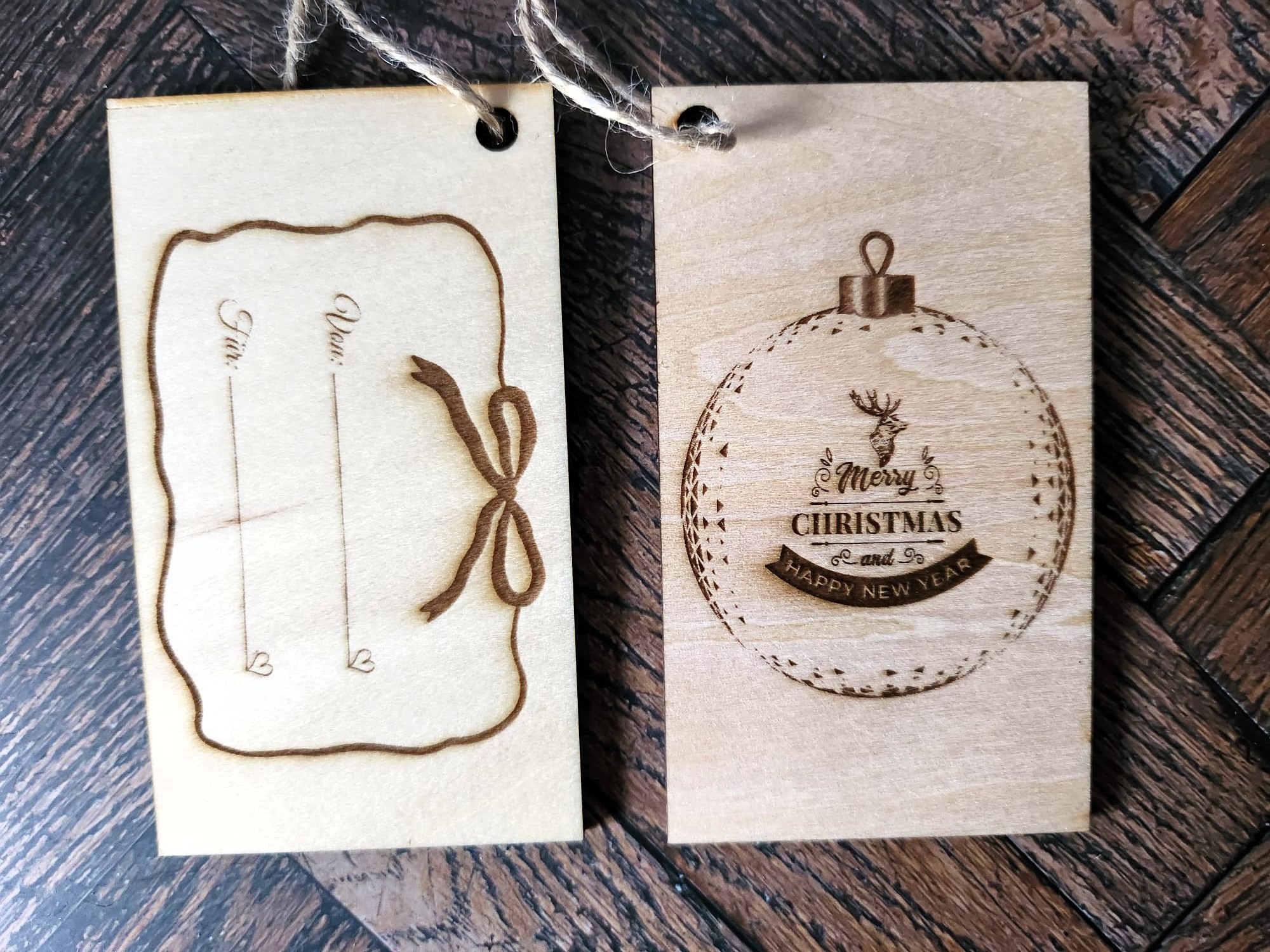Geschenkanhänger aus Holz „Christmas Bauble“ – 9,5 × 5,5 cm