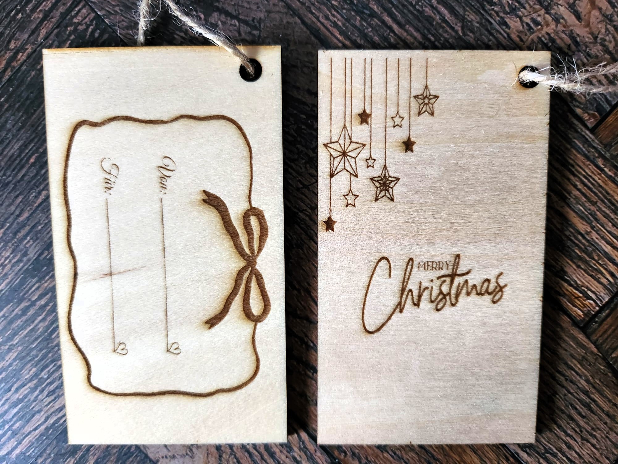 Geschenkanhänger aus Holz „Weihnachtssterne“ – 9,5 × 5,5 cm