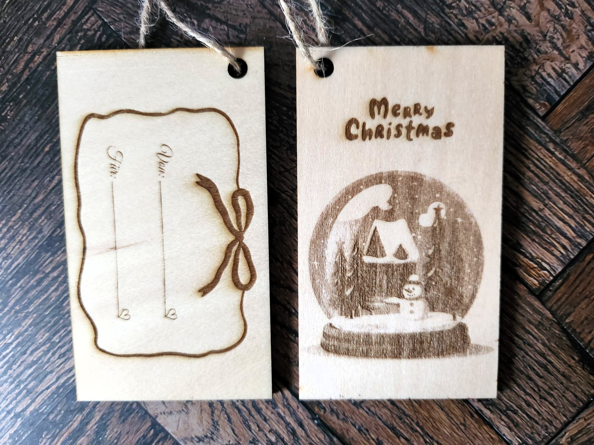 Geschenkanhänger aus Holz „Schneekugel“ – 9,5 × 5,5 cm
