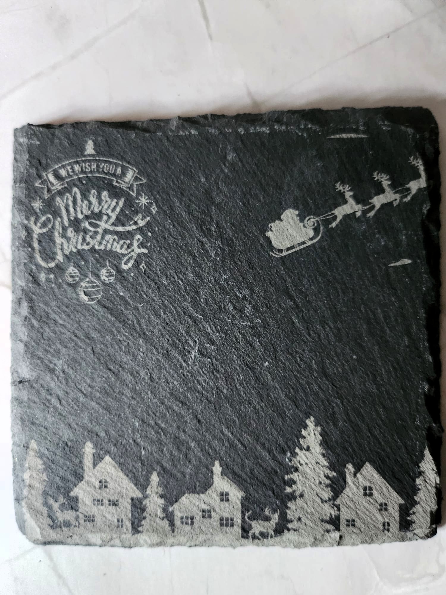 Schiefertafel „Merry Christmas Village“ – 10 × 10 cm