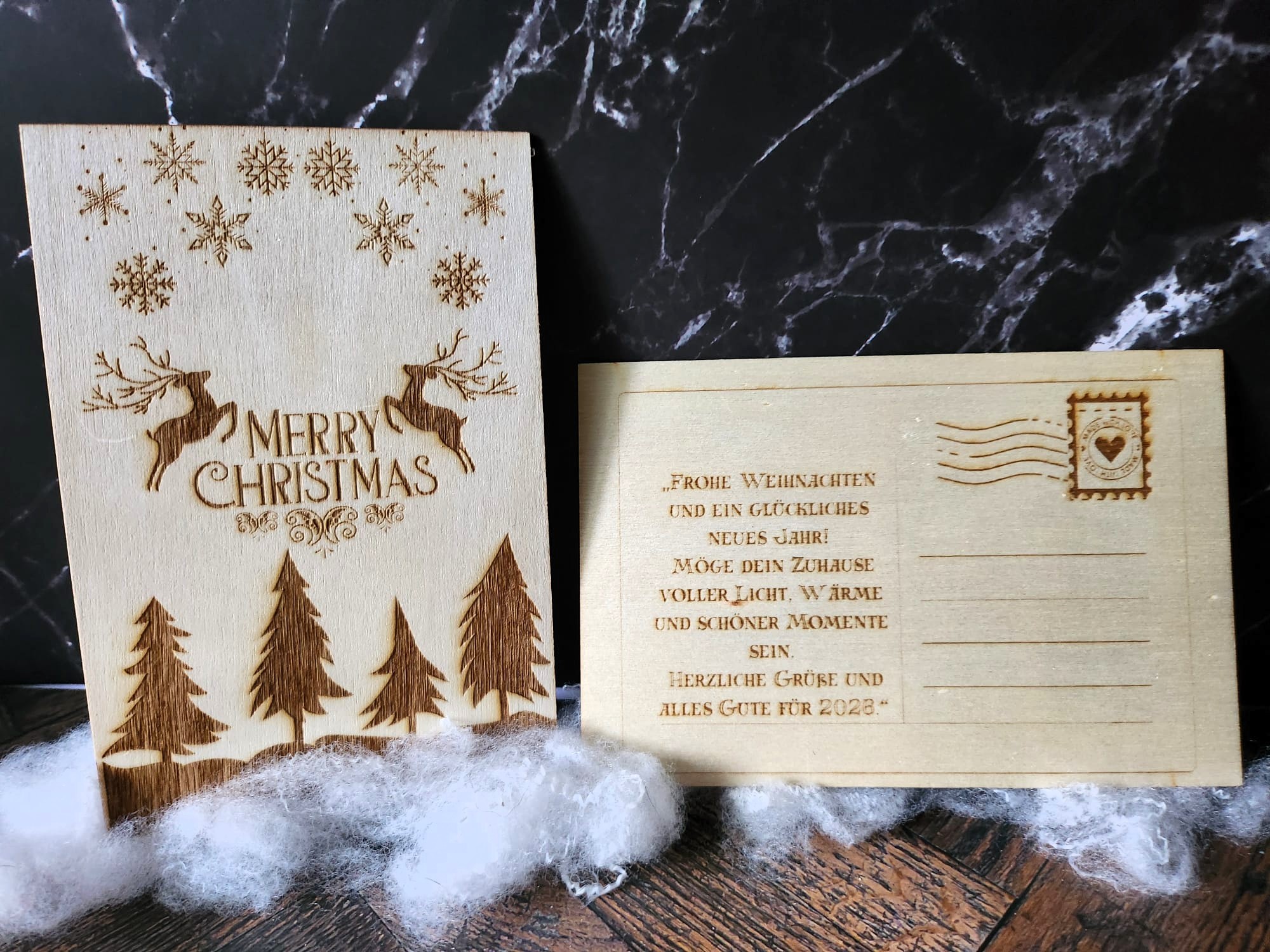 Holzpostkarte „Merry Christmas – Rentierwald“ – 15 × 10 cm