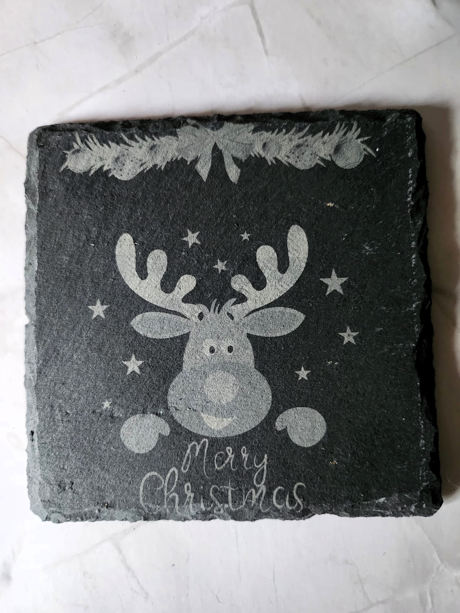 Schiefertafel „Weihnachtsrentier“ – 10 × 10 cm