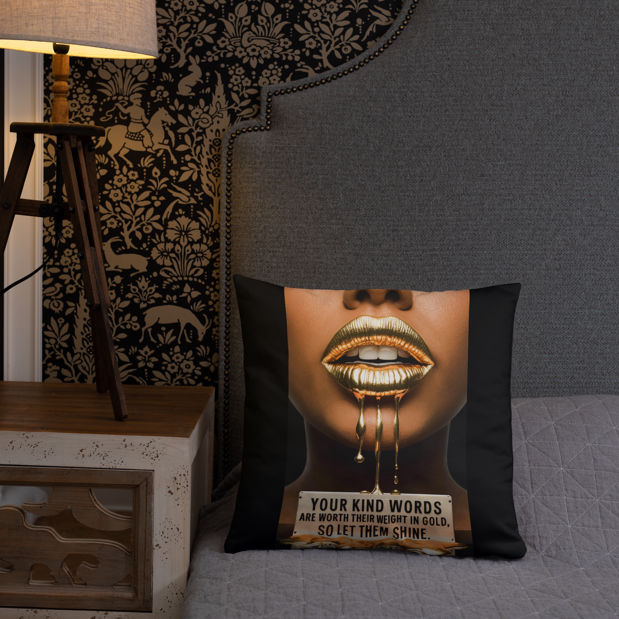 Dekokissen „Gold Lips Statement“ – Hochwertiger Allover-Druck