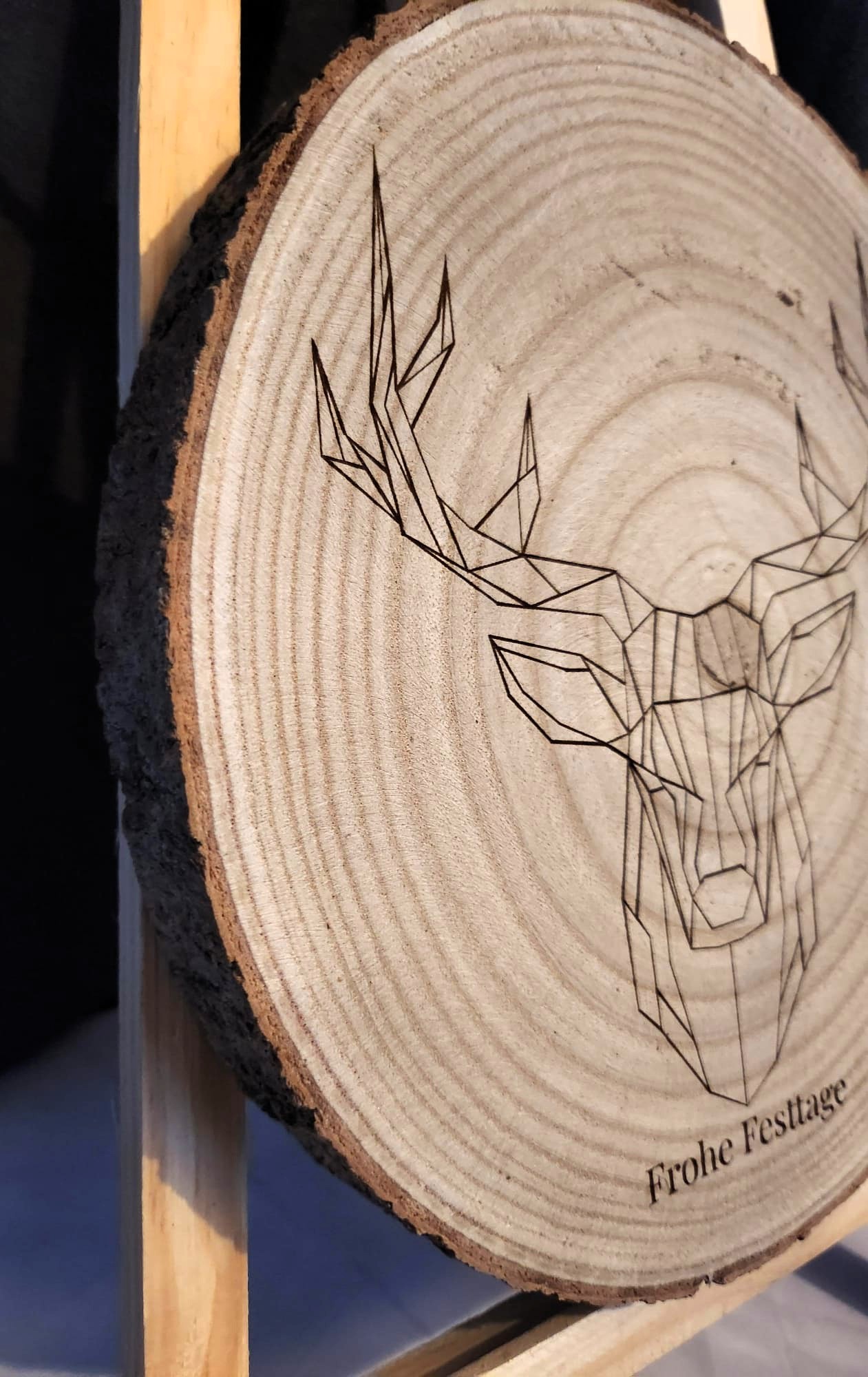 Holzscheibe mit Lasergravur „Geometrischer Hirsch – Frohe Festtage“