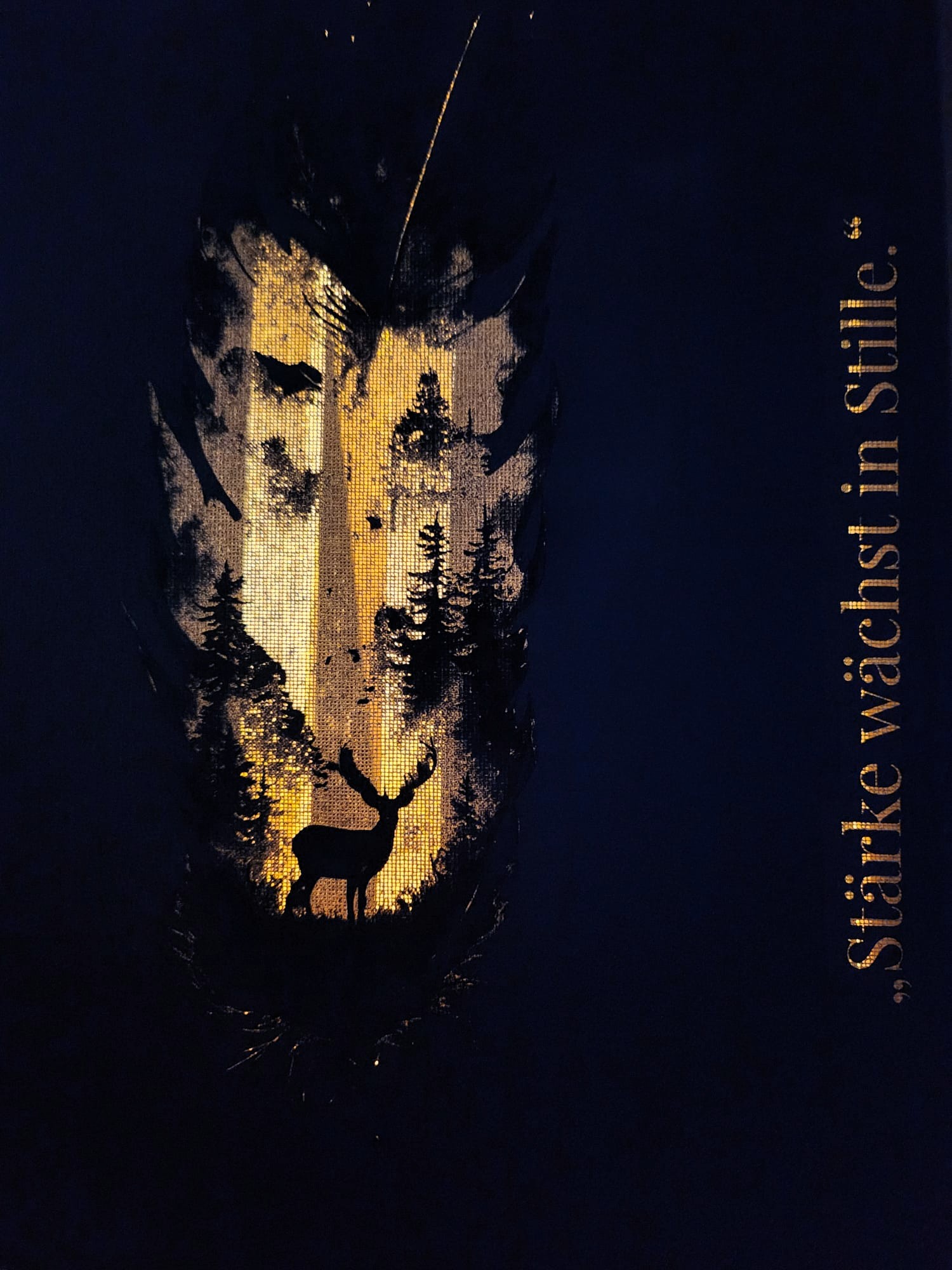 Leinwandgravur „Feder & Hirsch – Stärke wächst in Stille“