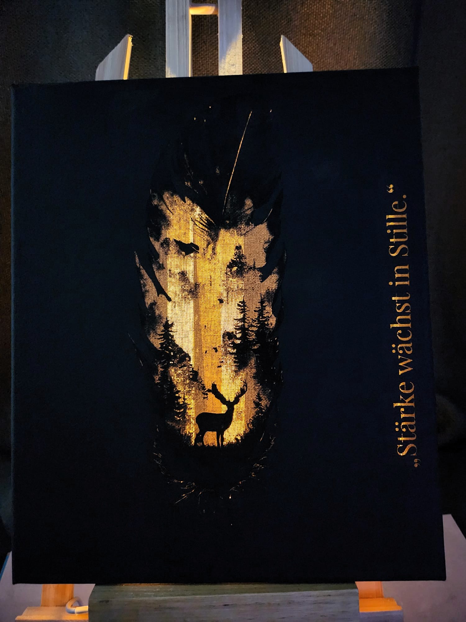 Leinwandgravur „Feder & Hirsch – Stärke wächst in Stille“