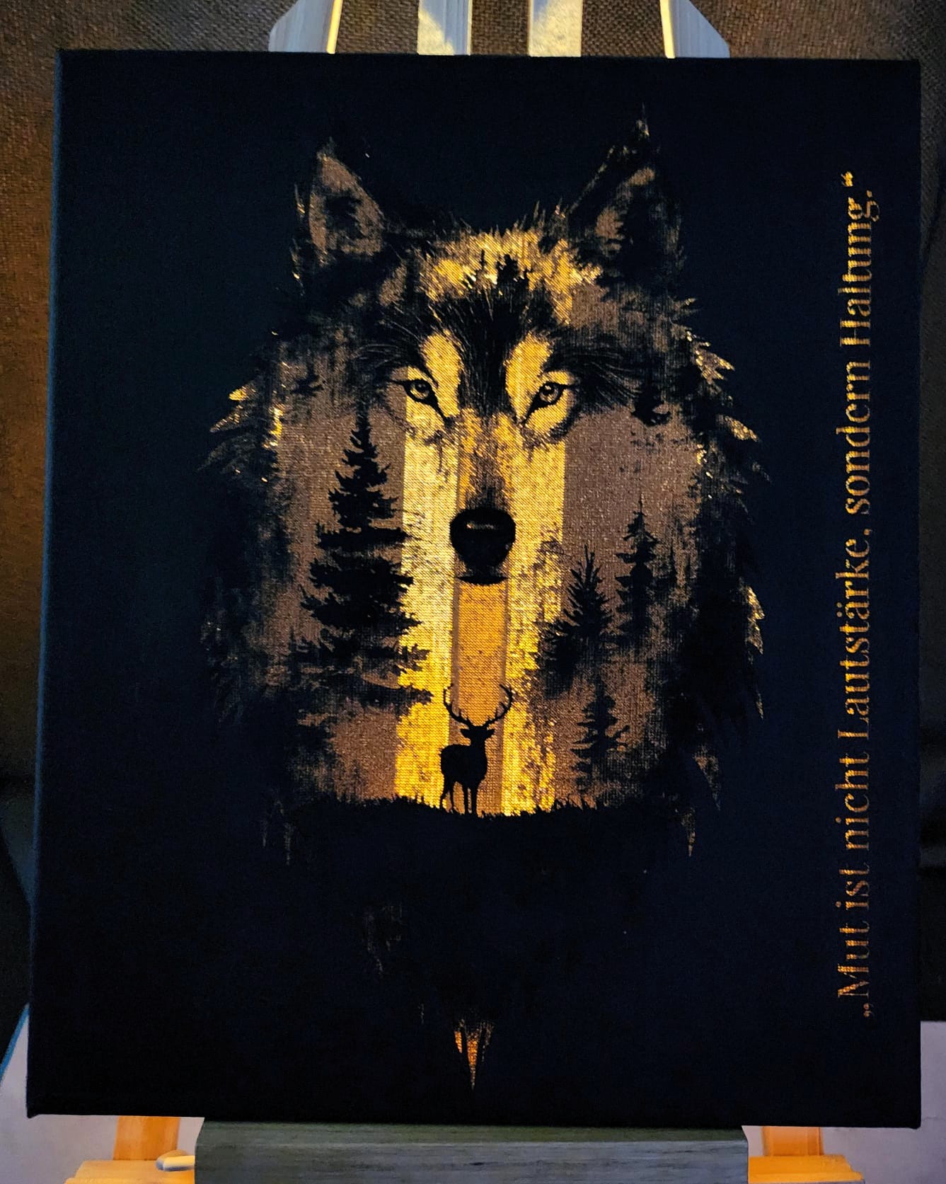 Leinwandgravur „Wolf & Hirsch – Mut ist nicht Lautstärke, sondern Haltung“