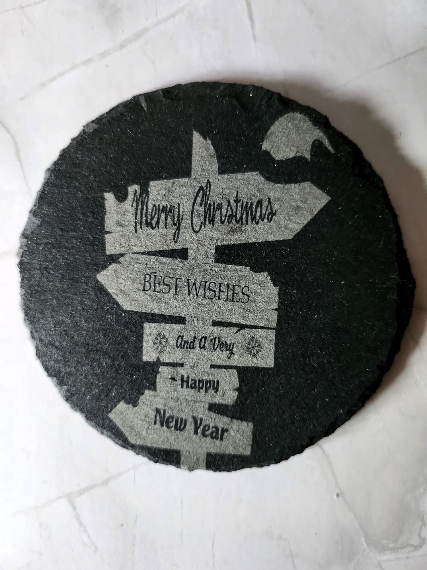 Schiefertafel „Merry Christmas & Happy New Year“ – rund 10 cm