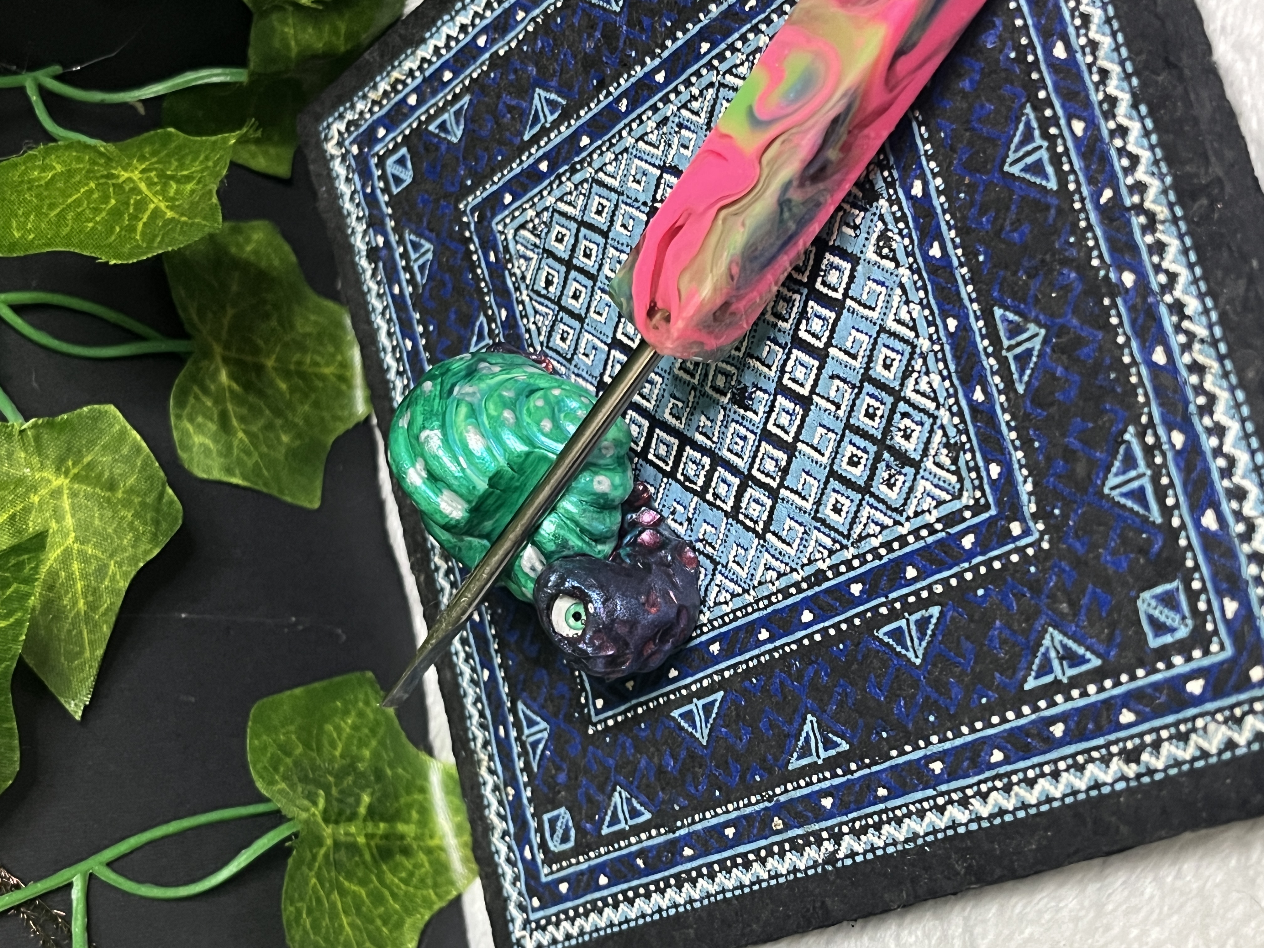 Green and Black Snail Dab Tool Holder