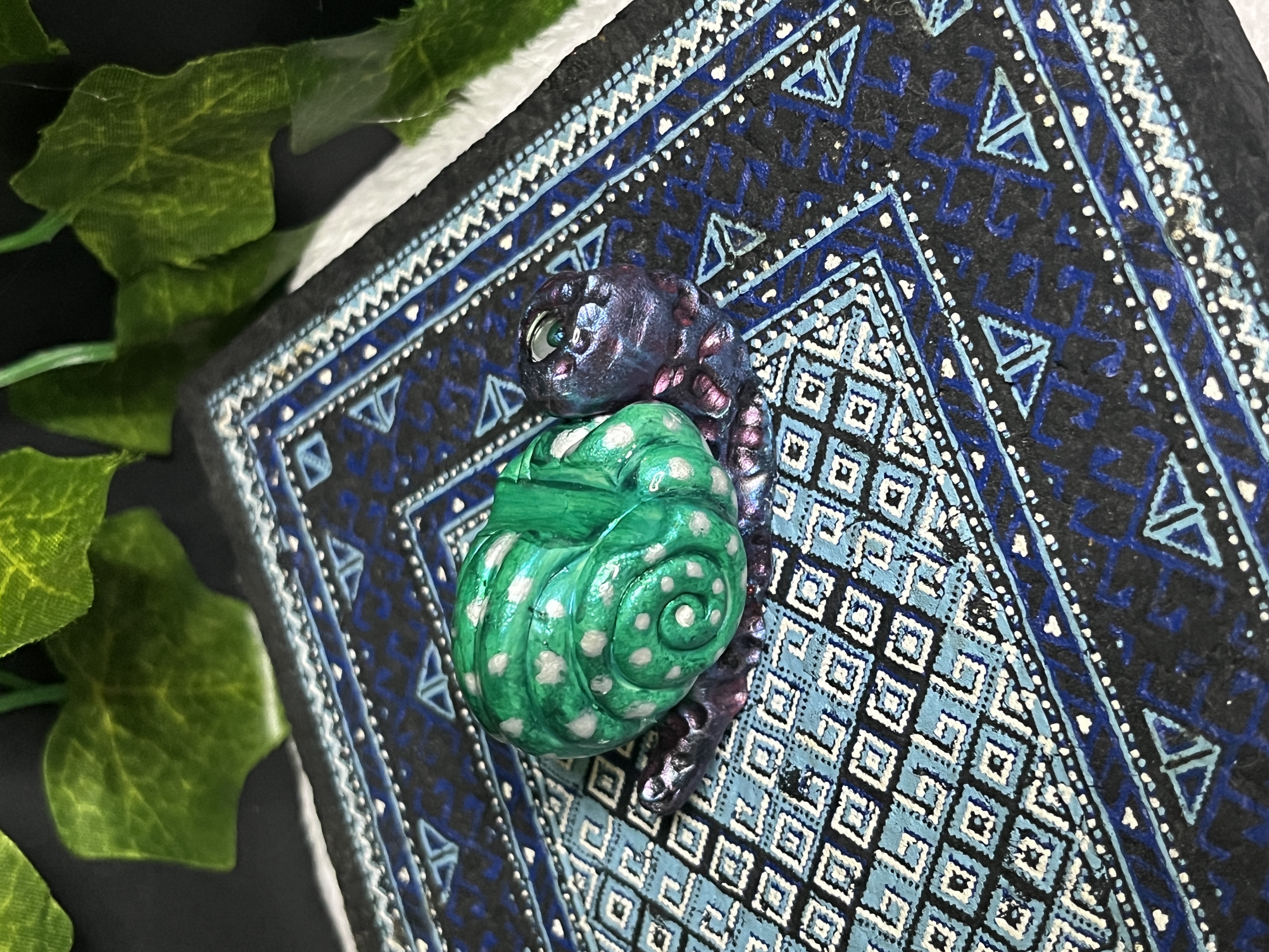 Green and Black Snail Dab Tool Holder