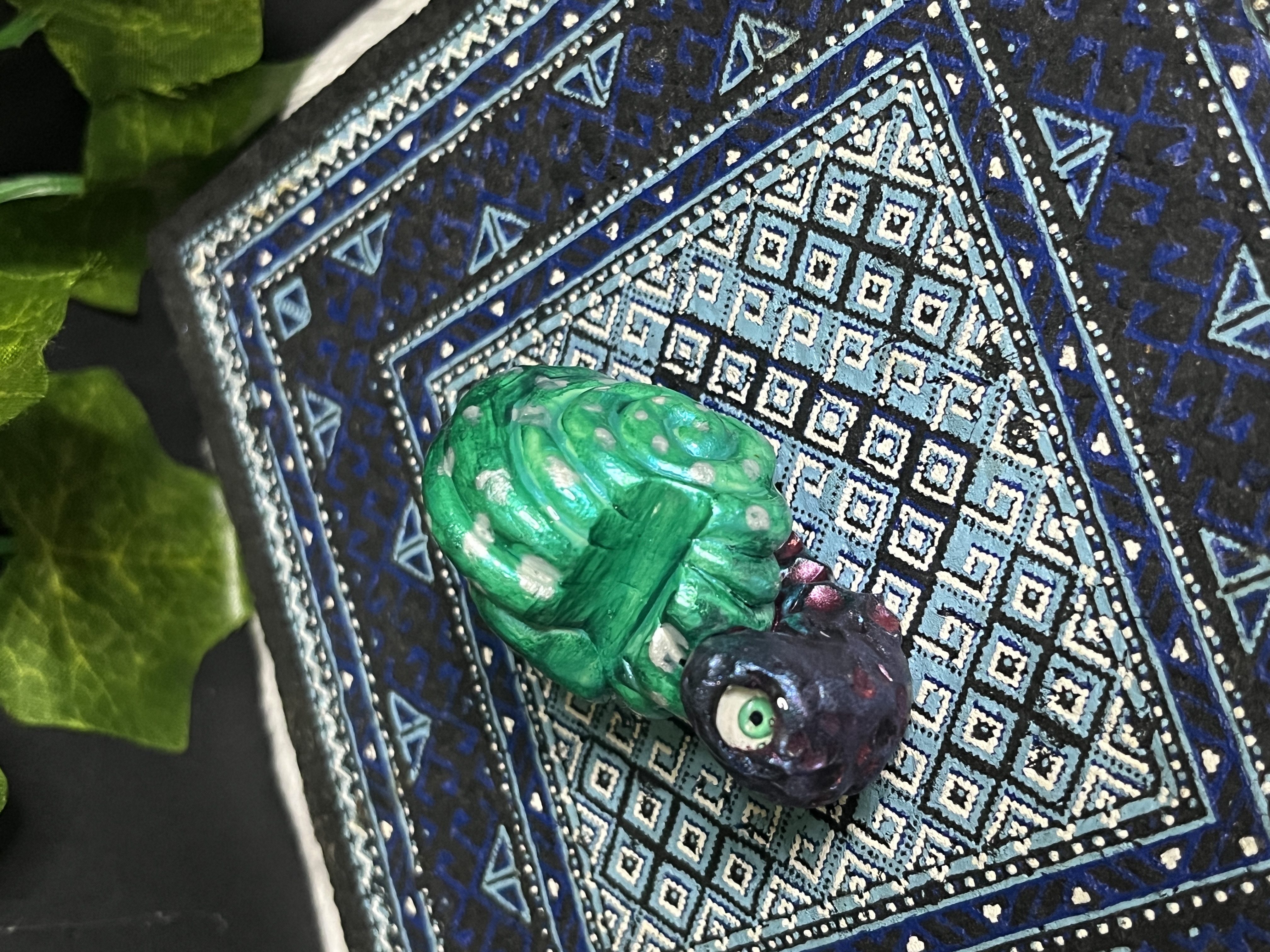 Green and Black Snail Dab Tool Holder