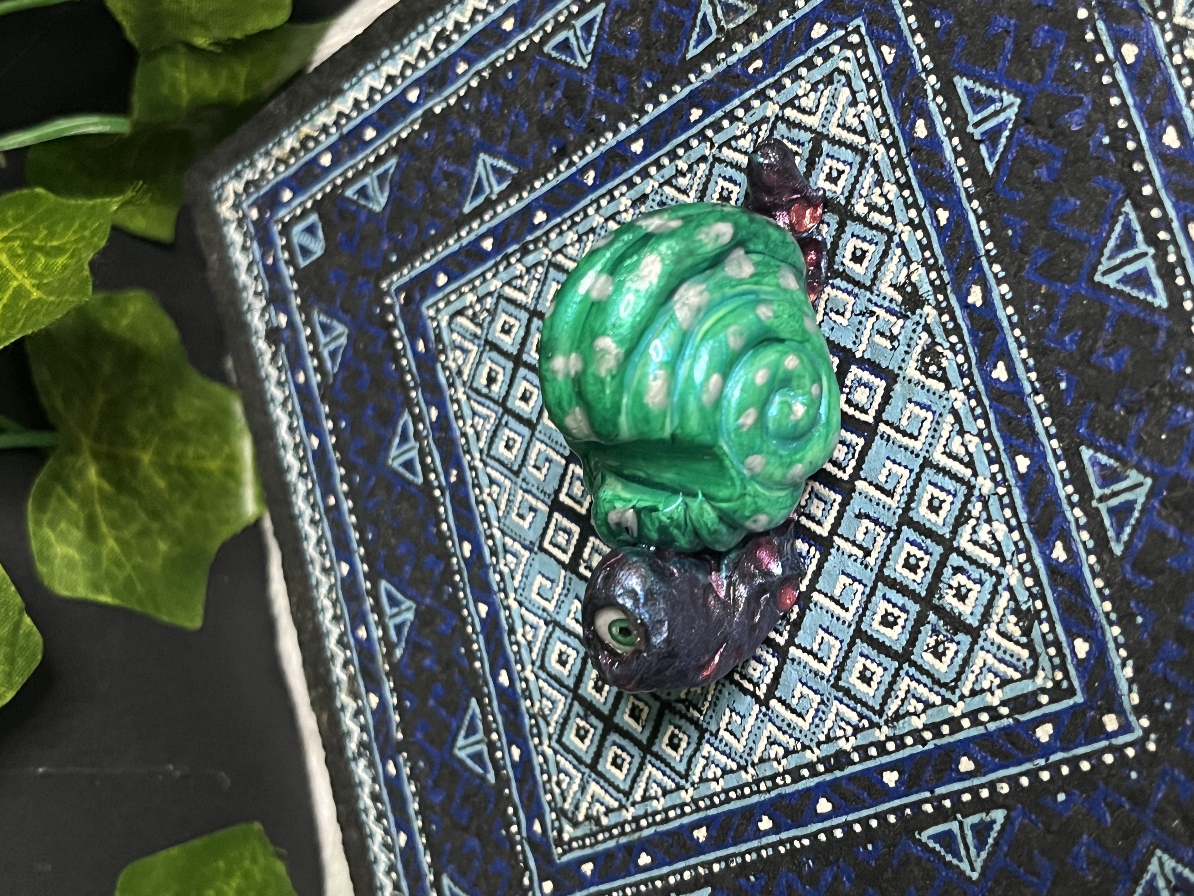 Green and Black Snail Dab Tool Holder