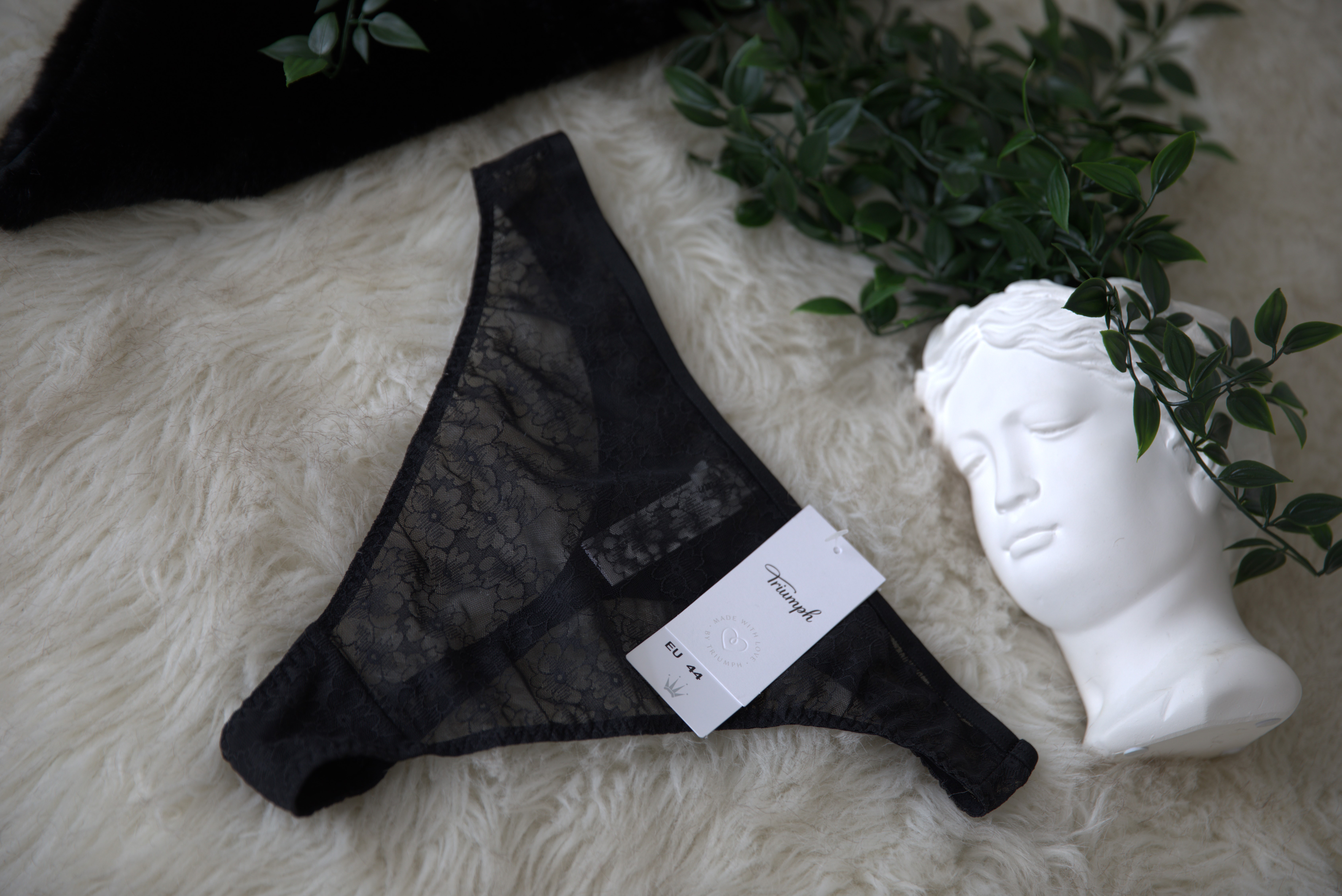 Moteriškos nėriniuotos kelnaitės Triumph bright Spotlight High Leg string