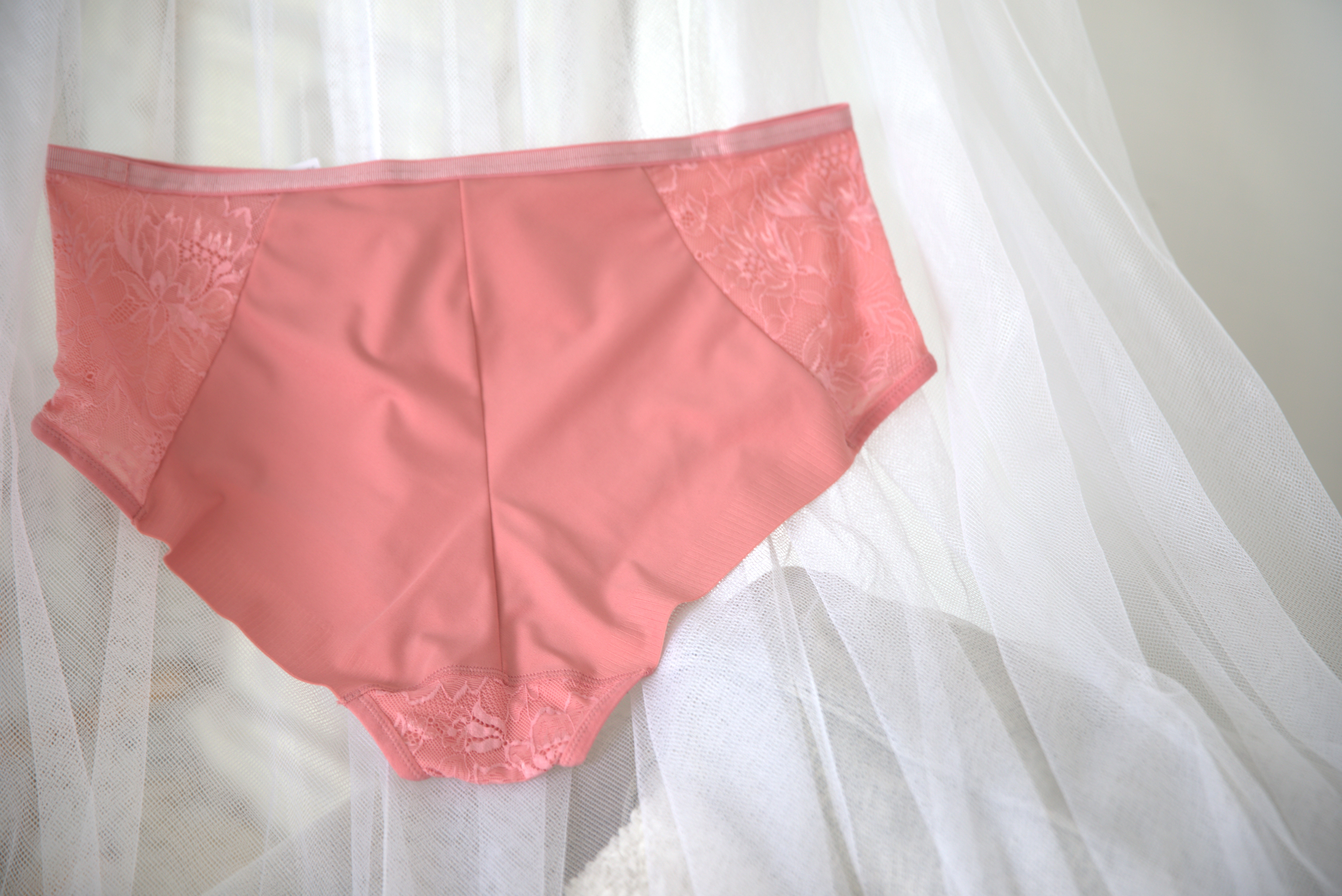 Moteriškos nėriniuotos kelnaitės Triumph Amourette Charm T Maxi02