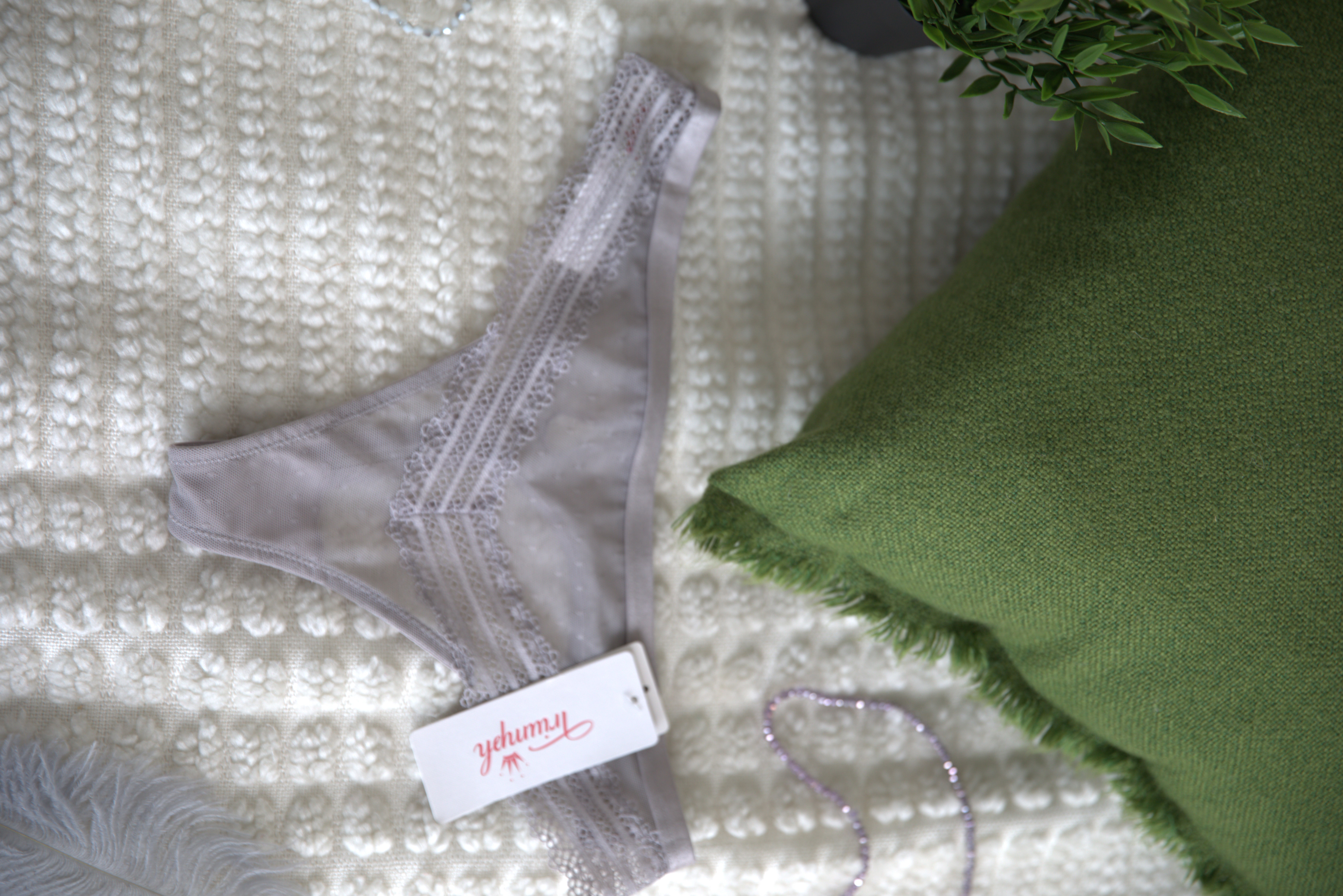 Moteriškos kelnaitės Triumph Tempting Tulle_01 String