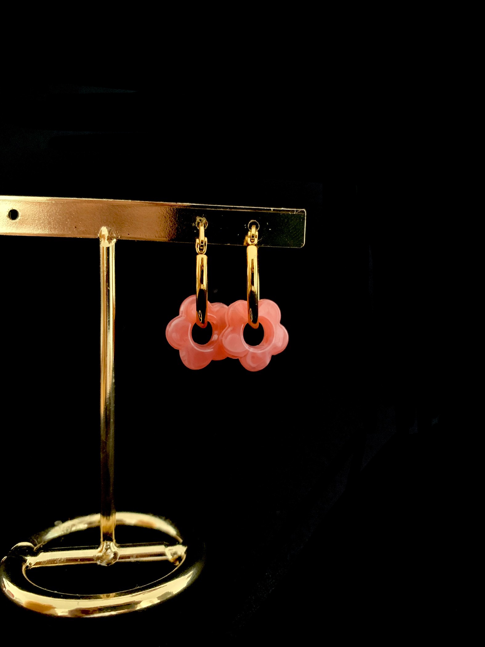 Boucles d'oreilles dorée  avec pendentif fleur rose