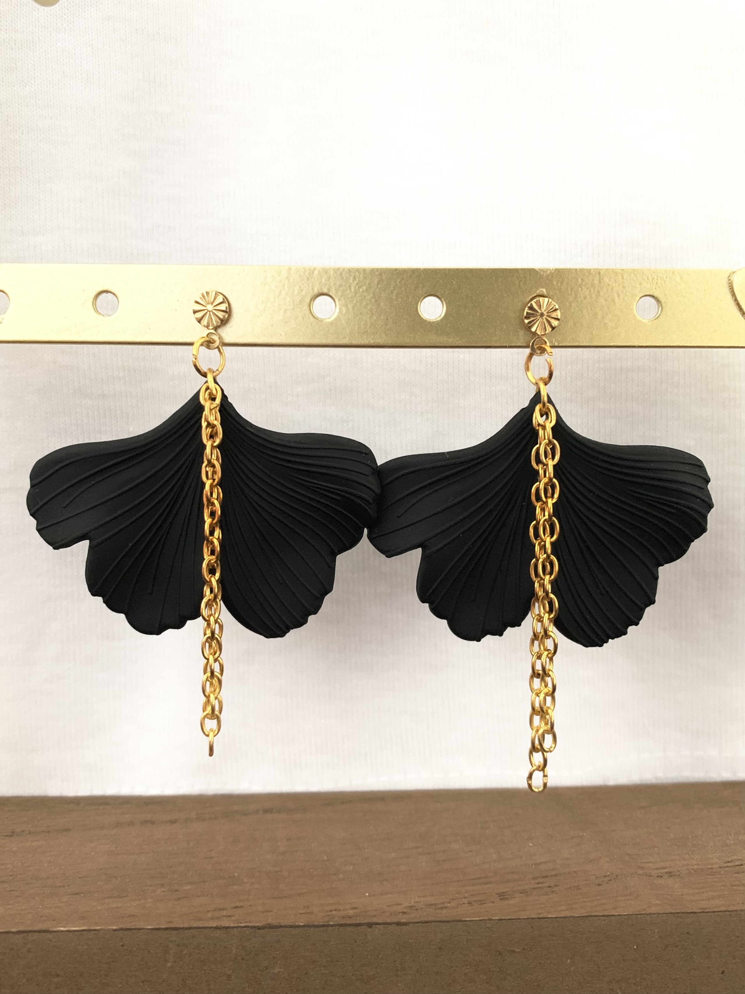 Boucles d'oreilles en feuilles noires