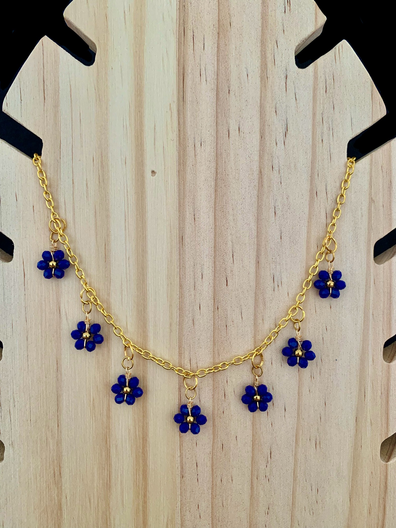 Collier en or avec fleurs bleues