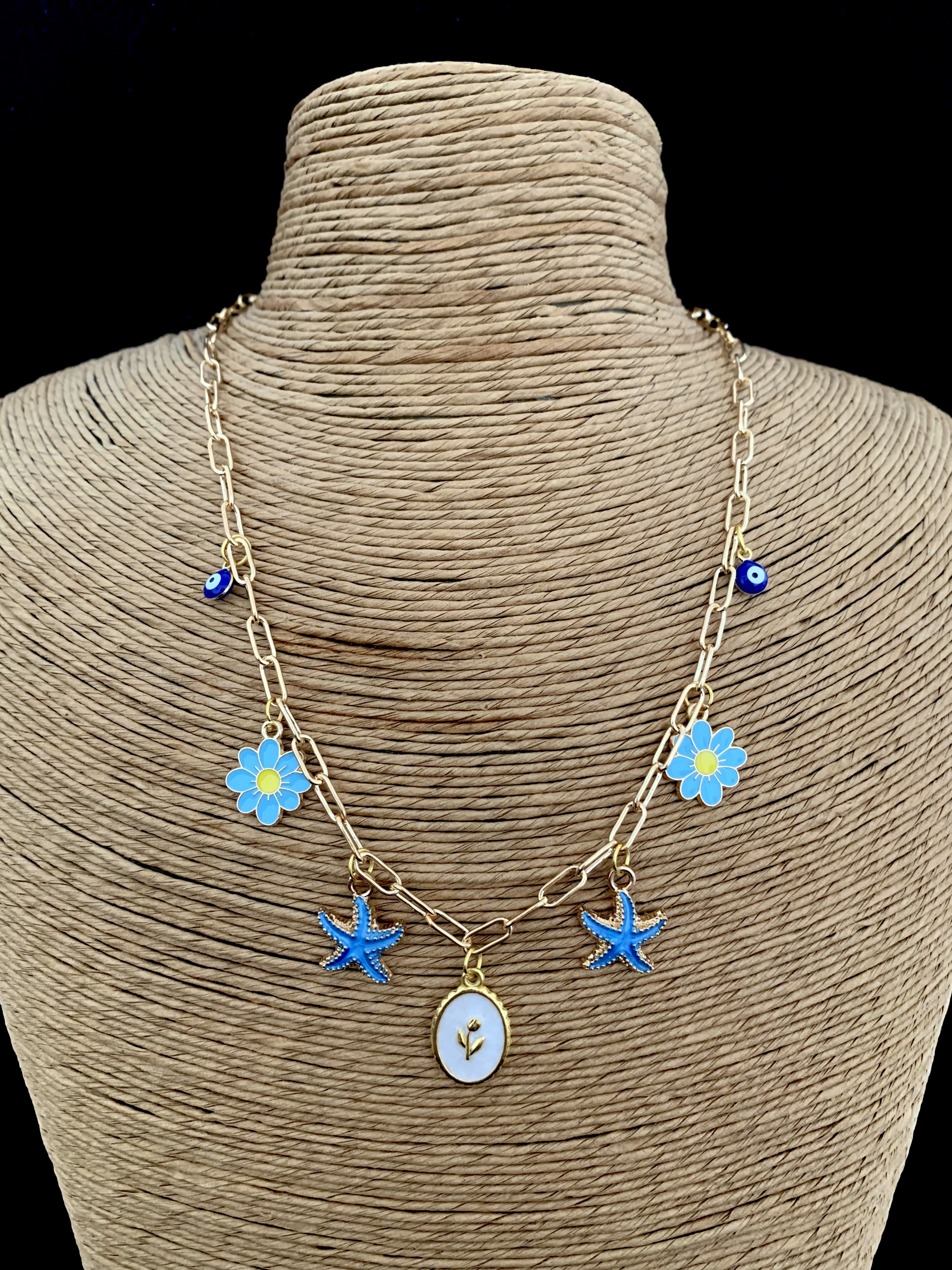 Collier doré avec pendentifs marins 