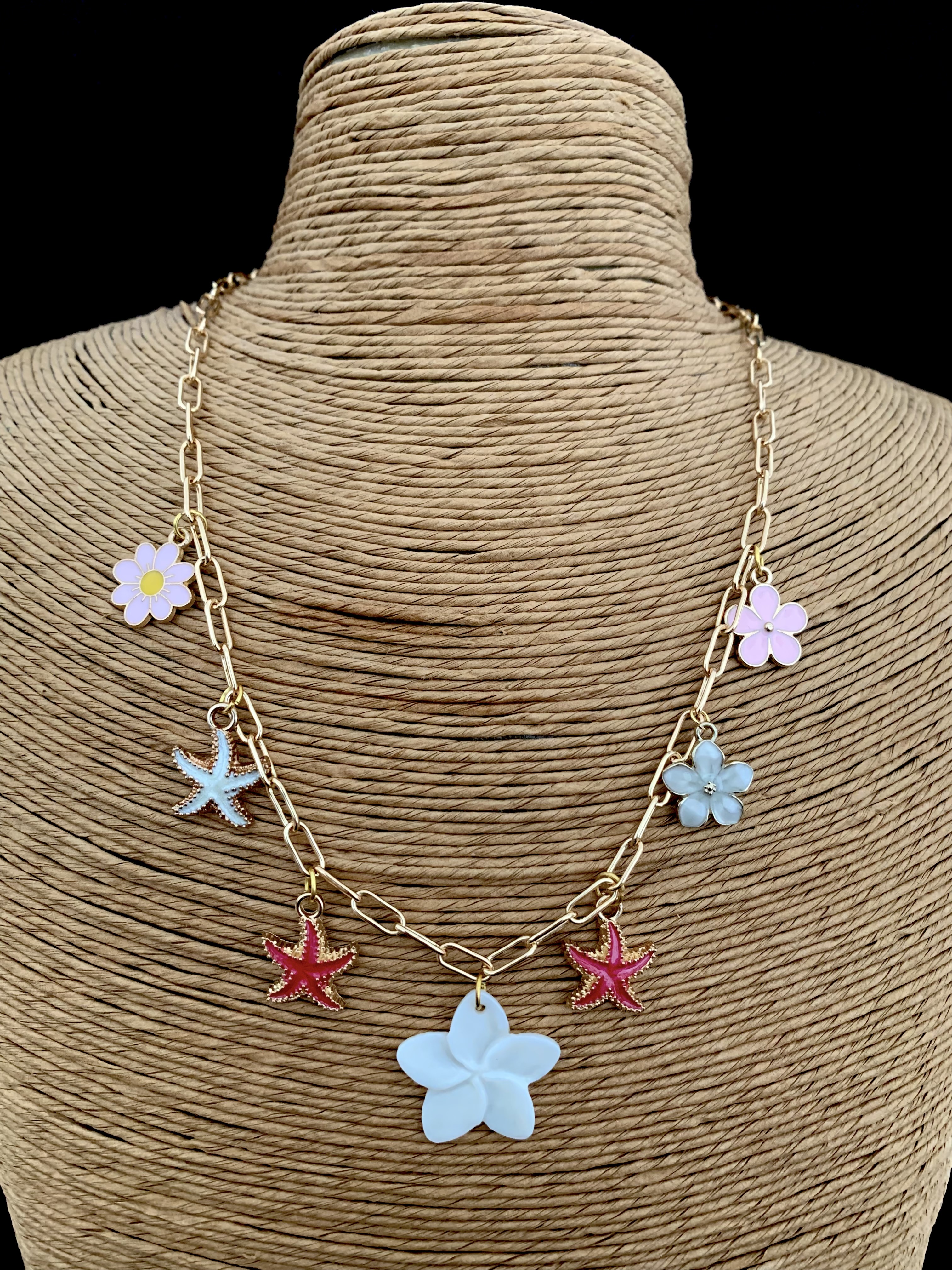 Collier à breloques fleuries