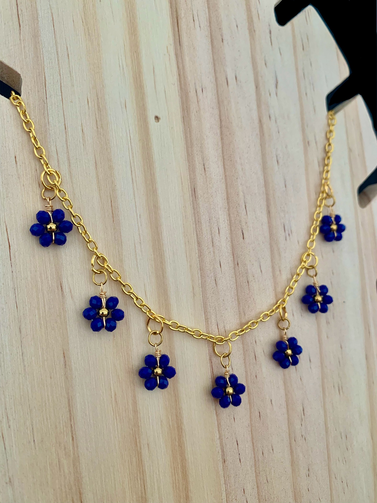 Collier en or avec fleurs bleues