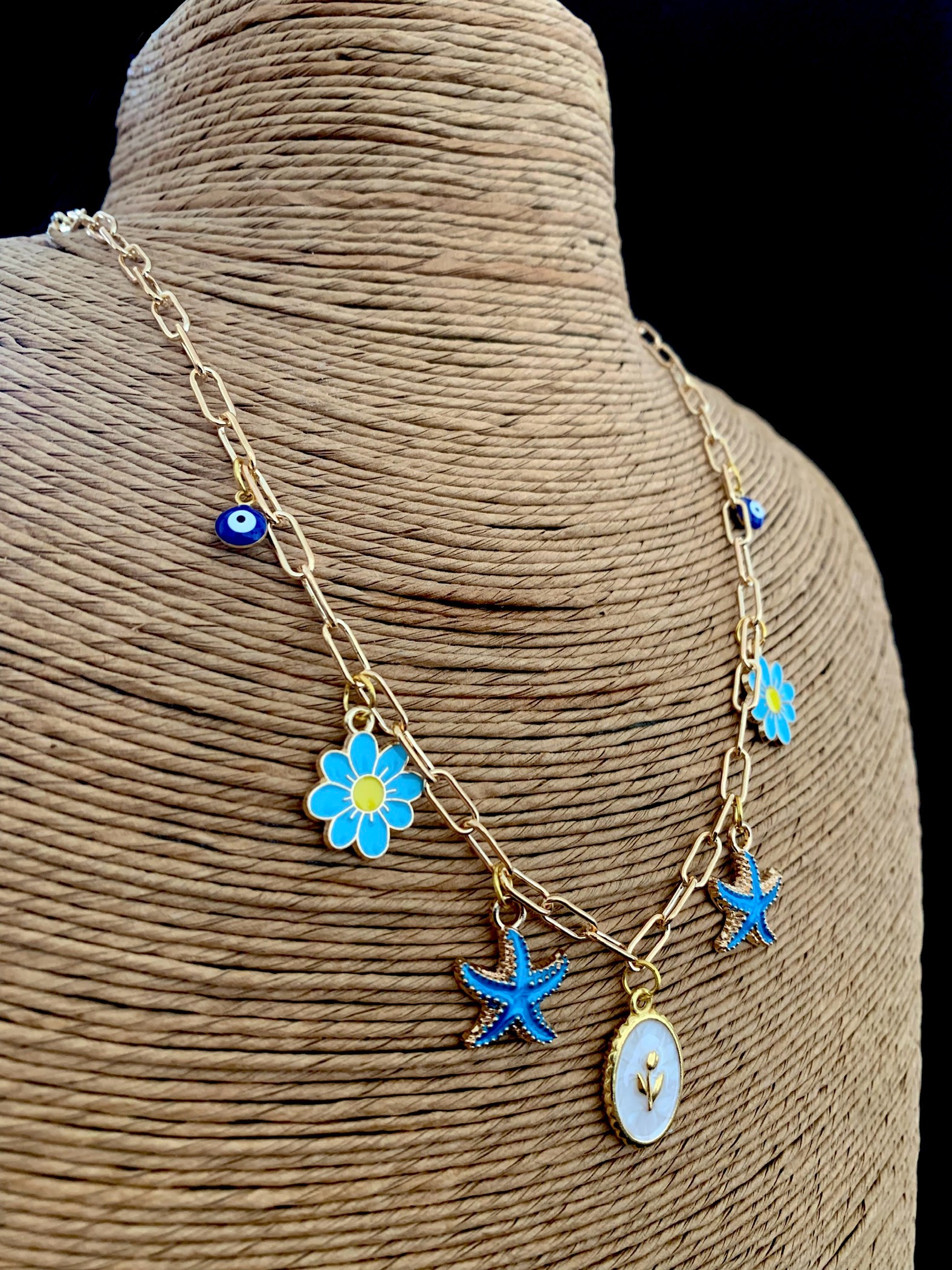 Collier doré avec pendentifs marins 