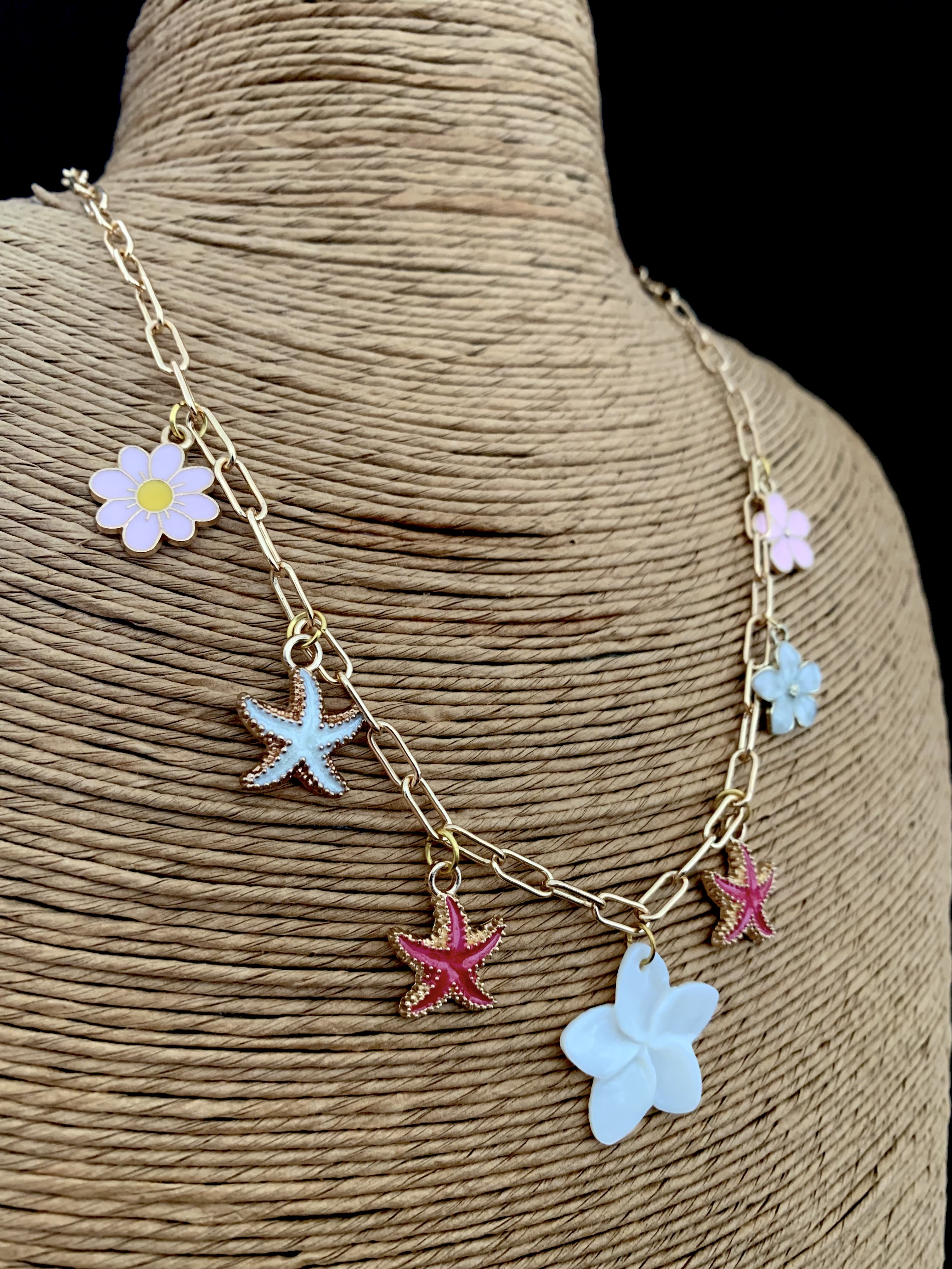 Collier à breloques fleuries